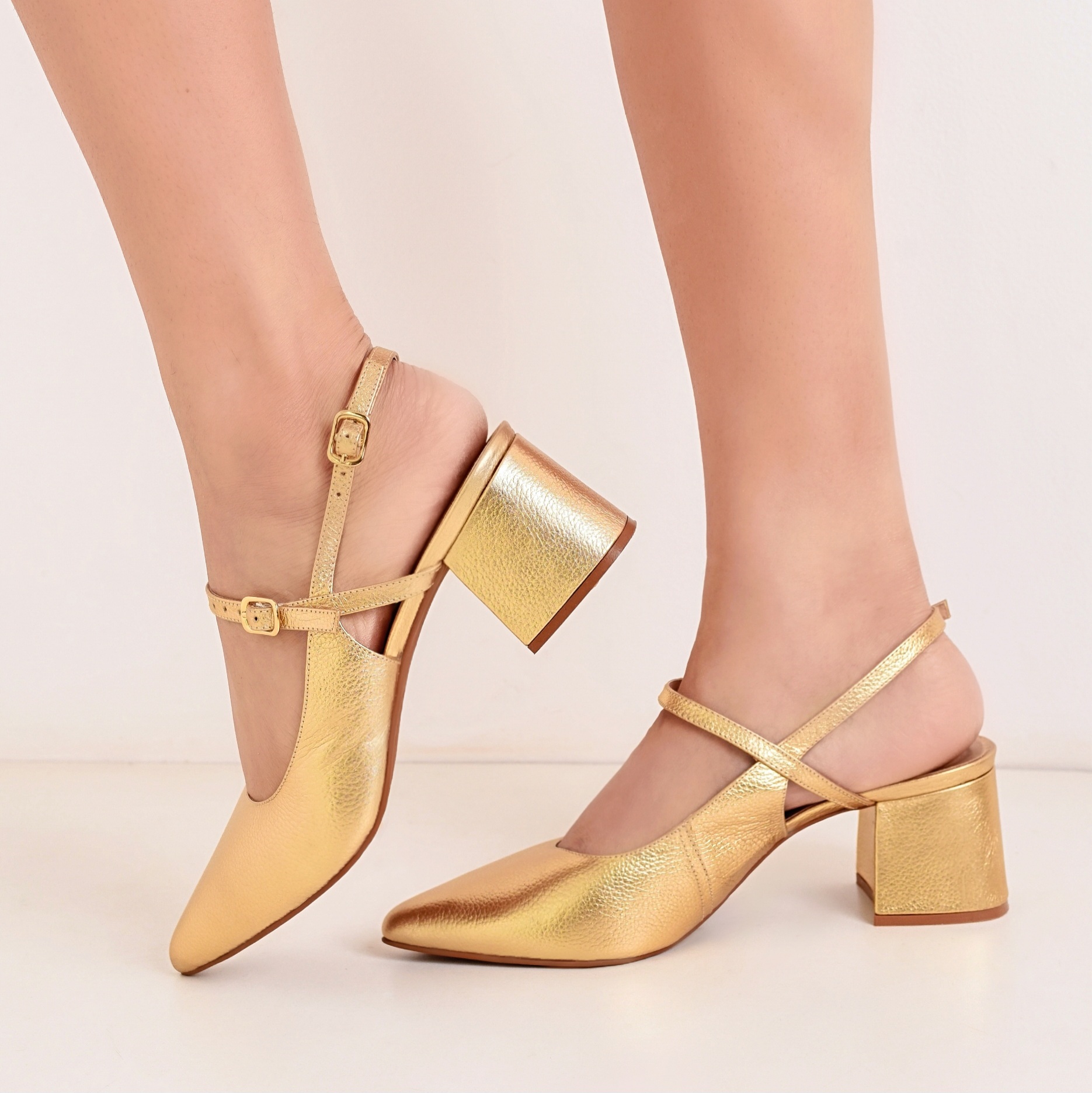 SCARPIN SALTO BAIXO BLOCO COURO DOURADO CONFORTAVEL - Pri Gonçalves