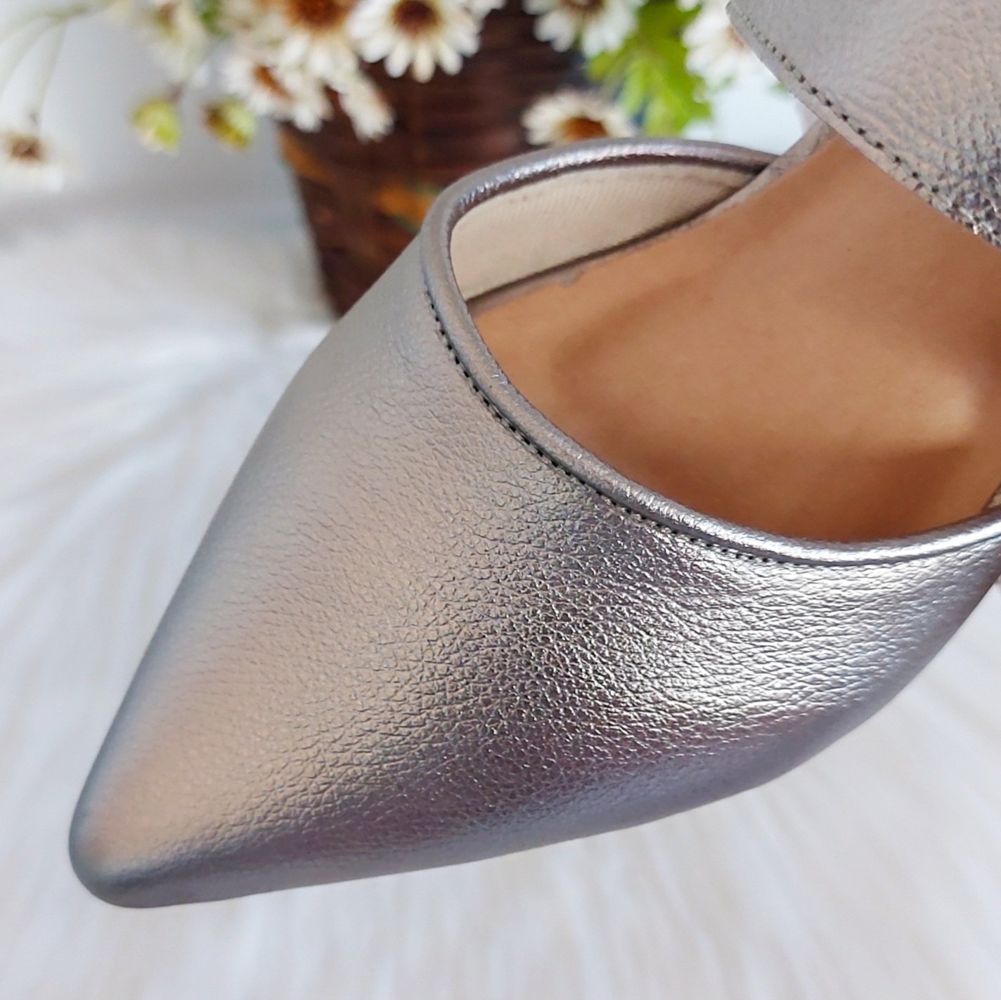 MULE SALTO BAIXO FINO COURO METALIZADO GRAFITE CONFORTAVEL - Pri