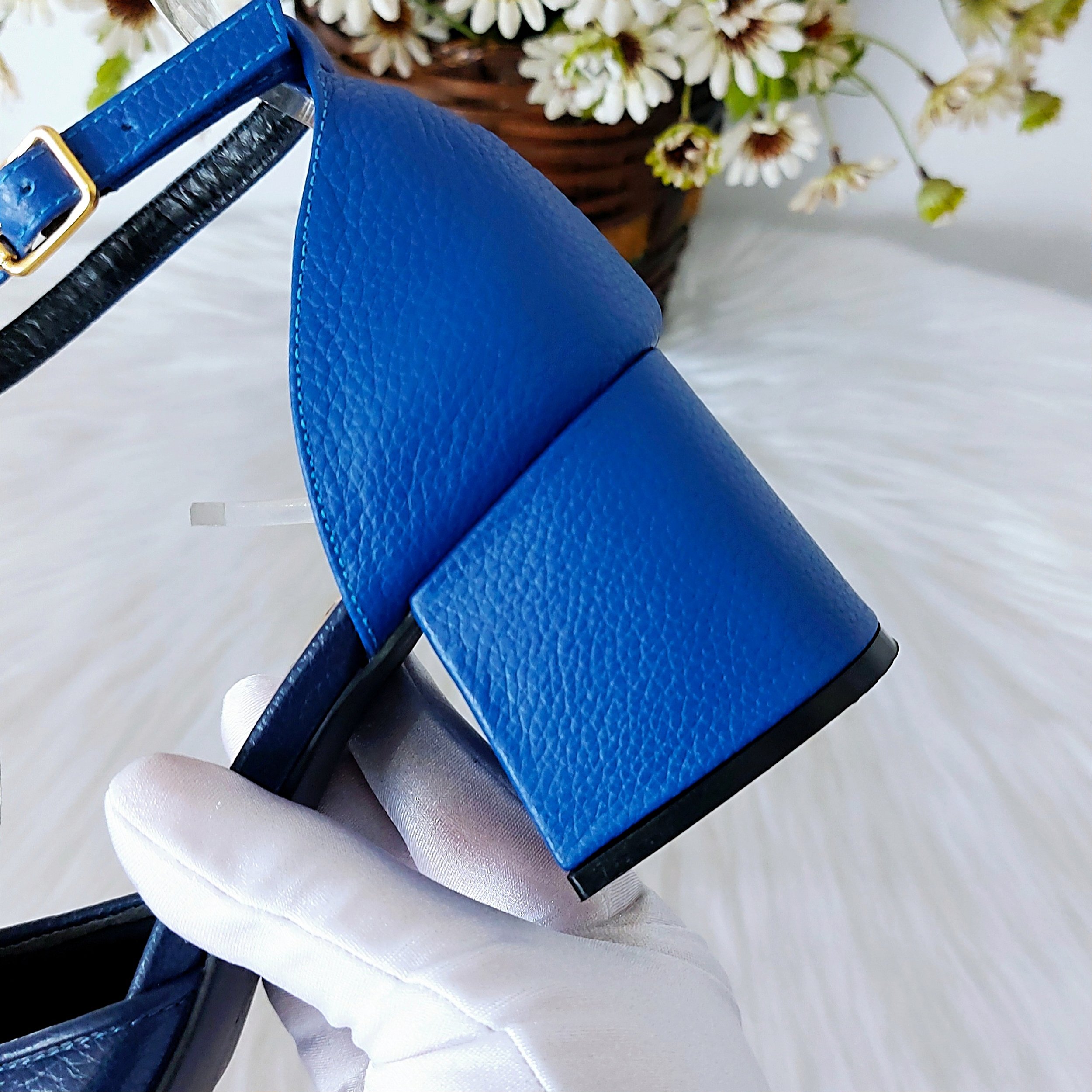 SCARPIN SALTO BLOCO COURO AZUL MARINHO BIC CONFORTAVEL - Pri Gonçalves