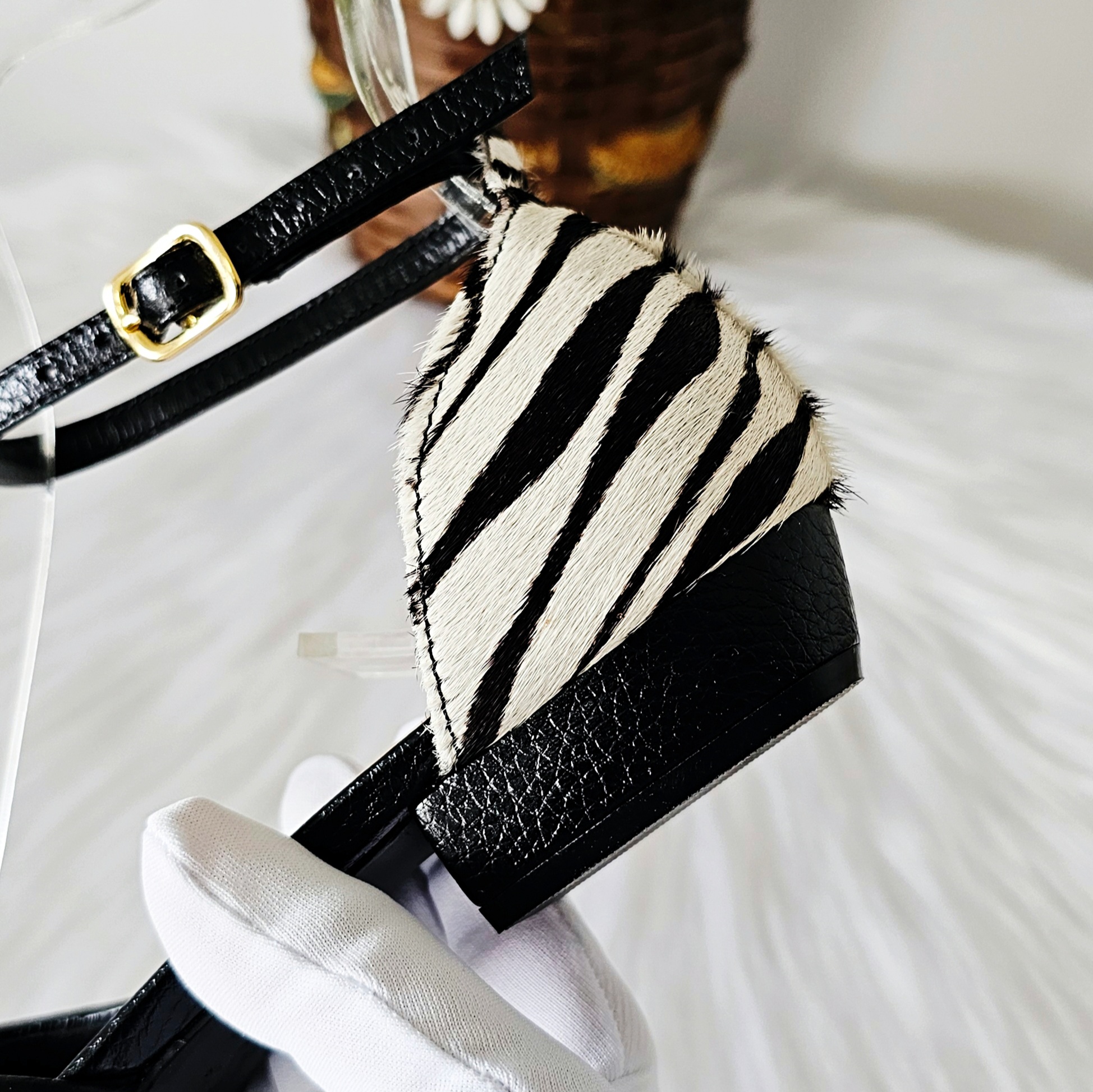 SCARPIN SALTO BLOCO COURO ZEBRA PRETO CONFORTAVEL - Pri Gonçalves