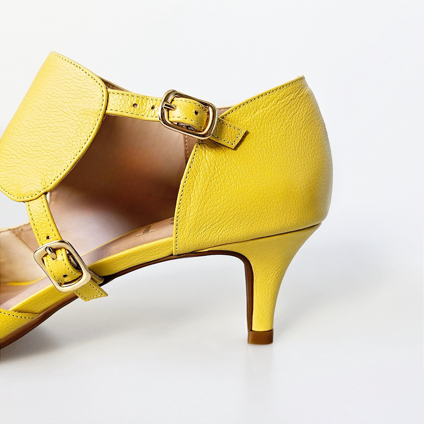 Scarpin Vintage Amarelo Couro Salto Fino 5cm Bico Fino Mary Jane