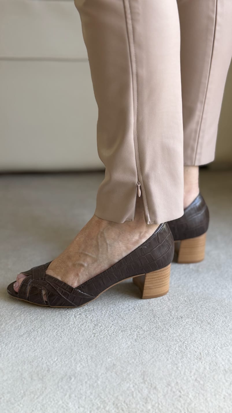 Scarpin peep toe Melodie Croco Brown - Viviana Calçados | Bolsas
