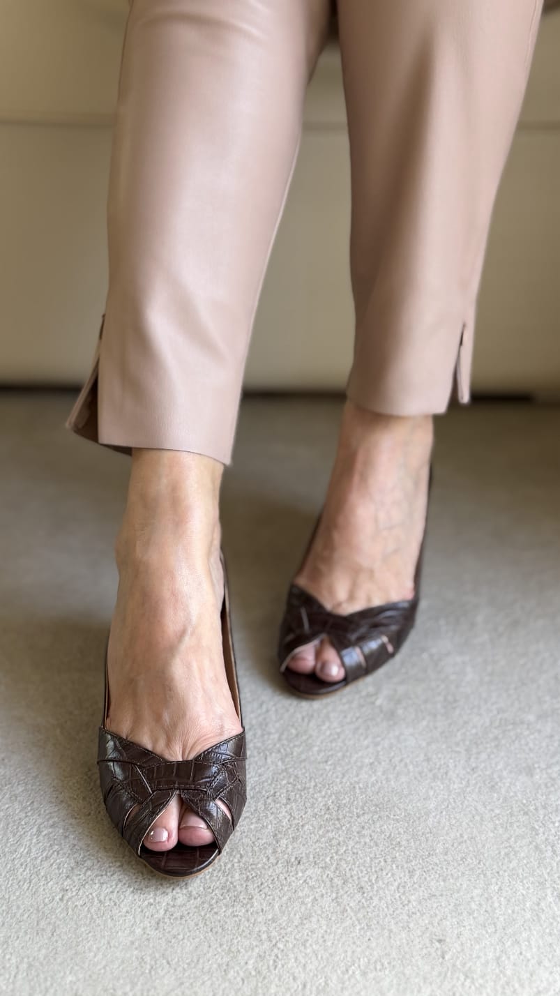 Scarpin peep toe Melodie Croco Brown - Viviana Calçados | Bolsas