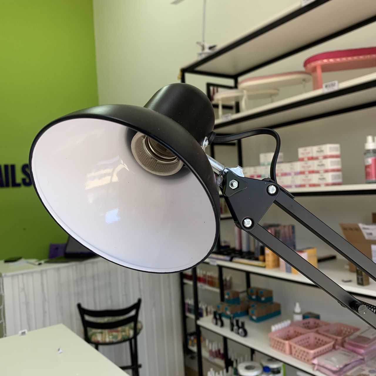 Luminária Articulada com base média PRETO Bemvindo à a