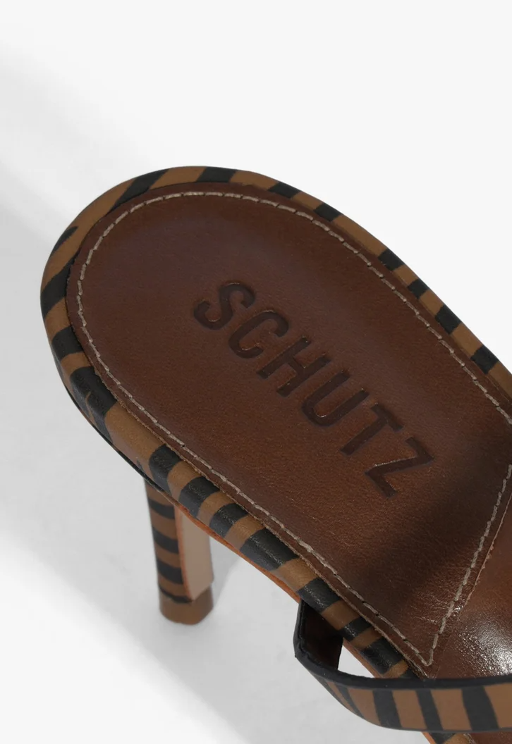 MULE SCHUTZ SALTO MEDIO COURO ZEBRA - Lojas Trend