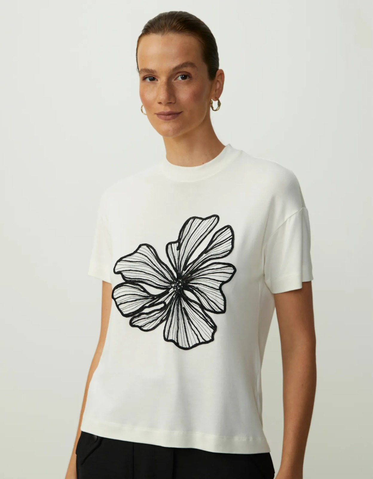 SHOULDER T-SHIRT FLOR BORDADA - MELEVALOGO