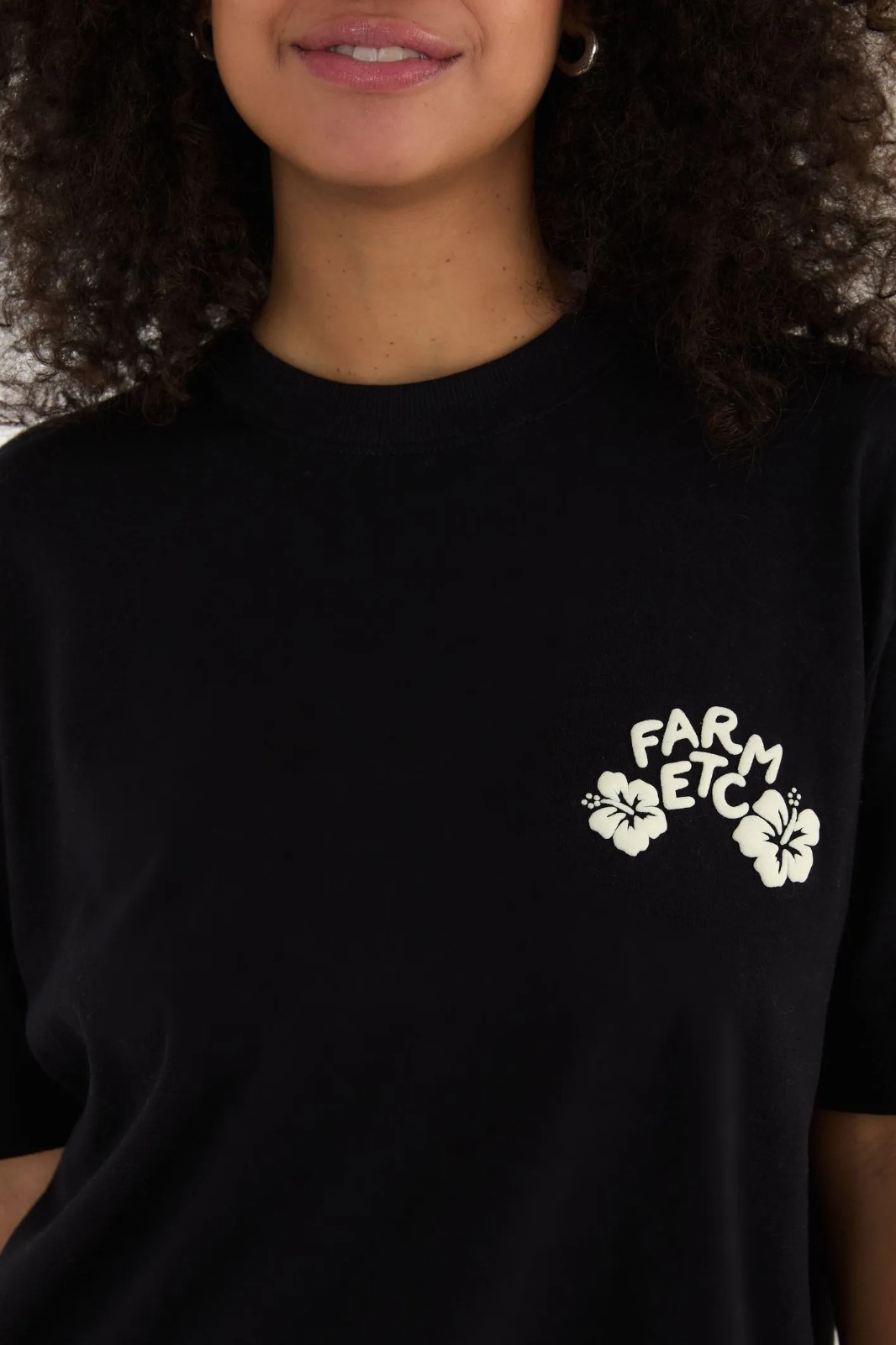 FARM T SHIRT IPANEMA SILK OASIS LATINO PRETA - MELEVALOGO