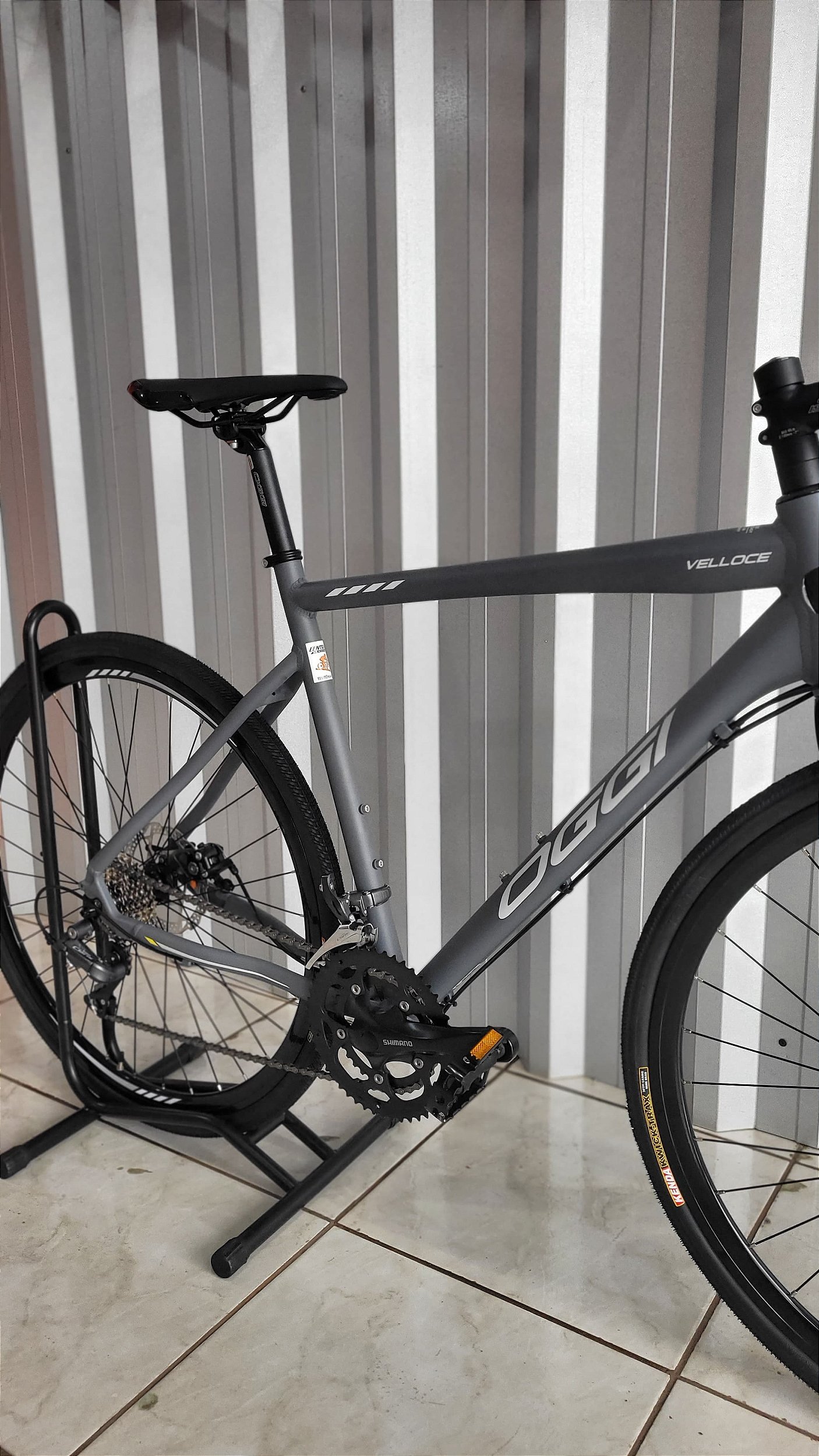 BICICLETA OGGI VELLOCE CLARIS ED LTD 16V GRAF/CINZA/AMAR 2024