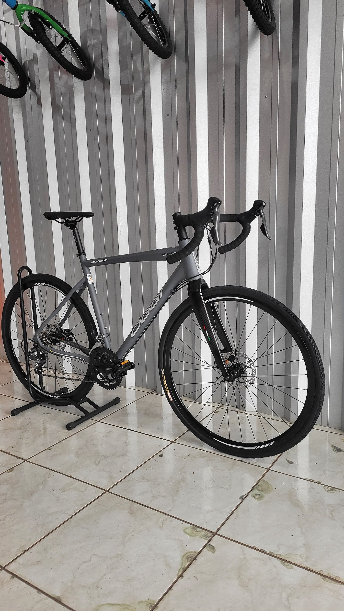 BICICLETA OGGI VELLOCE CLARIS ED LTD 16V GRAF/CINZA/AMAR 2024