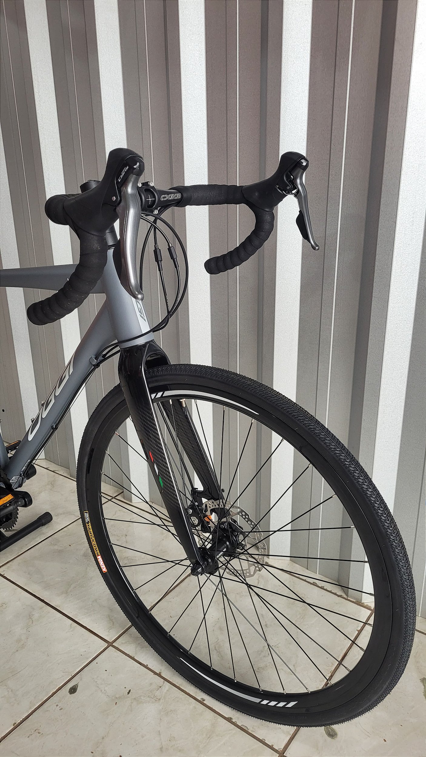 BICICLETA OGGI VELLOCE CLARIS ED LTD 16V GRAF/CINZA/AMAR 2024