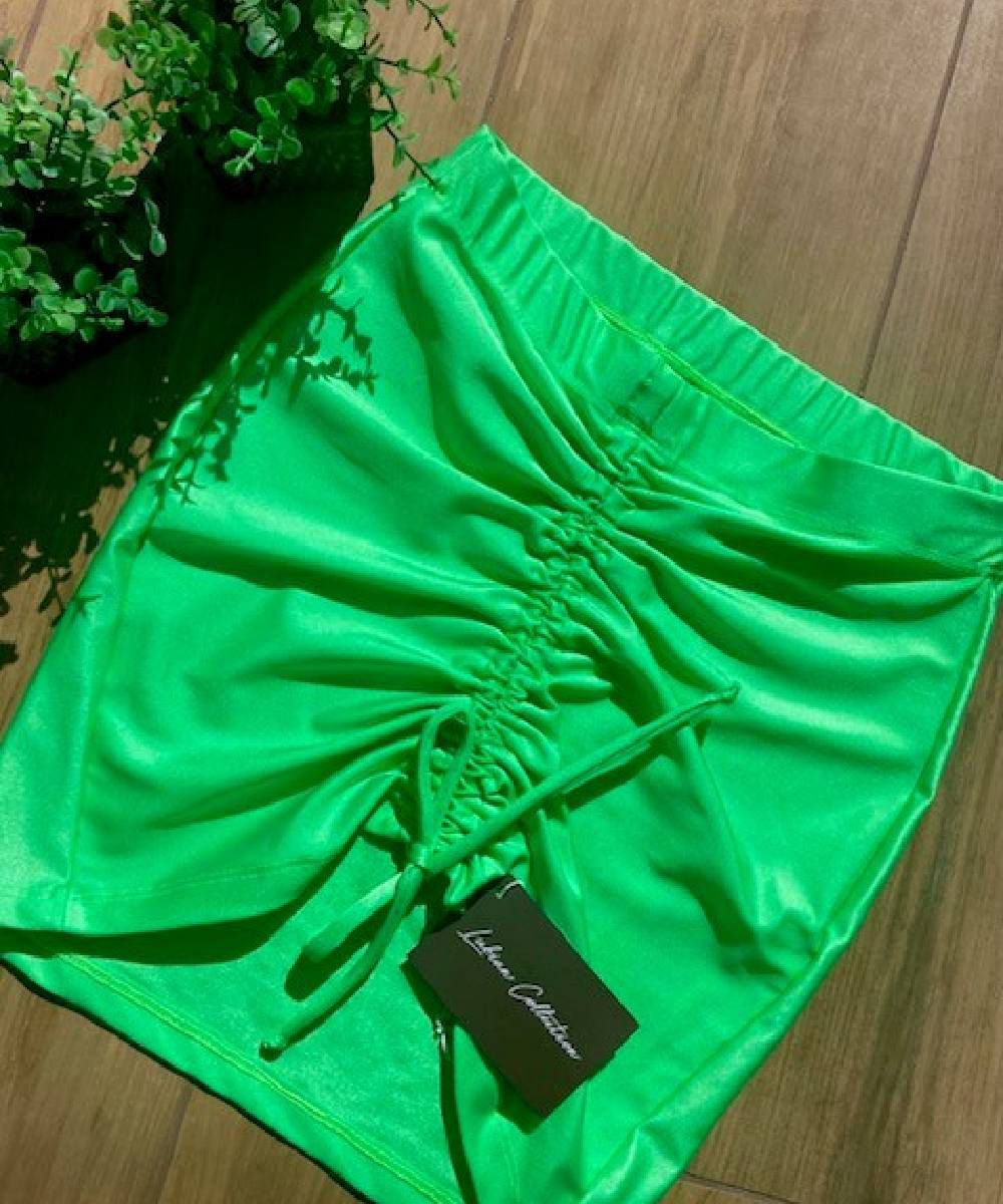 Mini Saia Verde Gloss Coconut Beachwear Store Desenvolvemos peças delicadas, versáteis