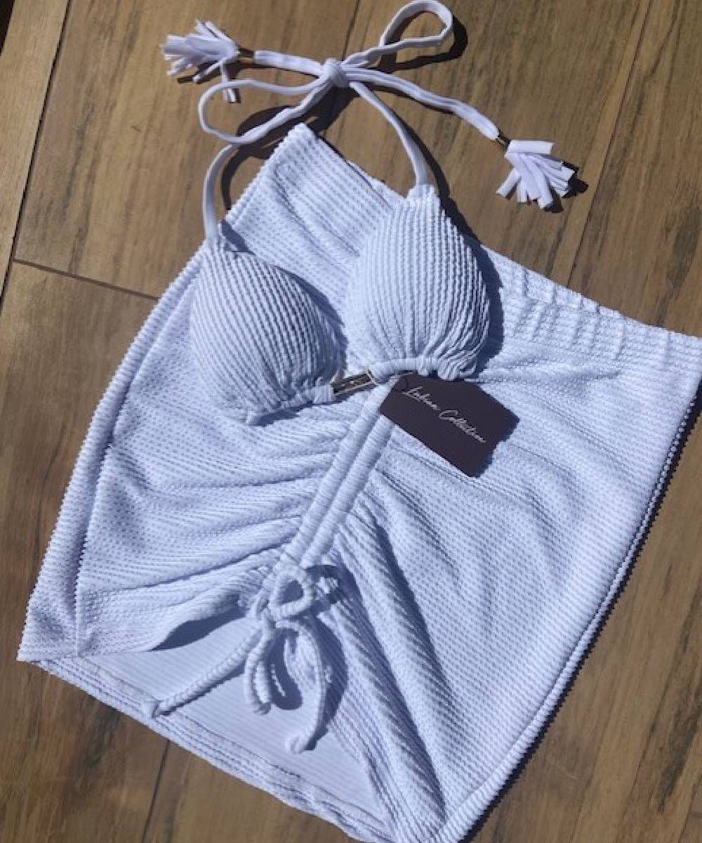 Mini Saia Branca Texturizada Coconut Beachwear Store Desenvolvemos peças delicadas, versáteis