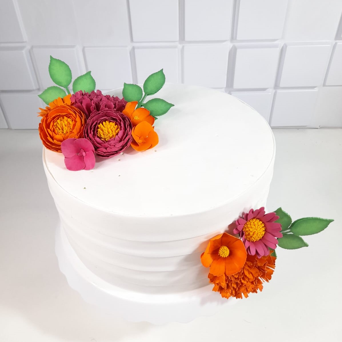 Topo de bolo dourado com 2 flores e borboletas