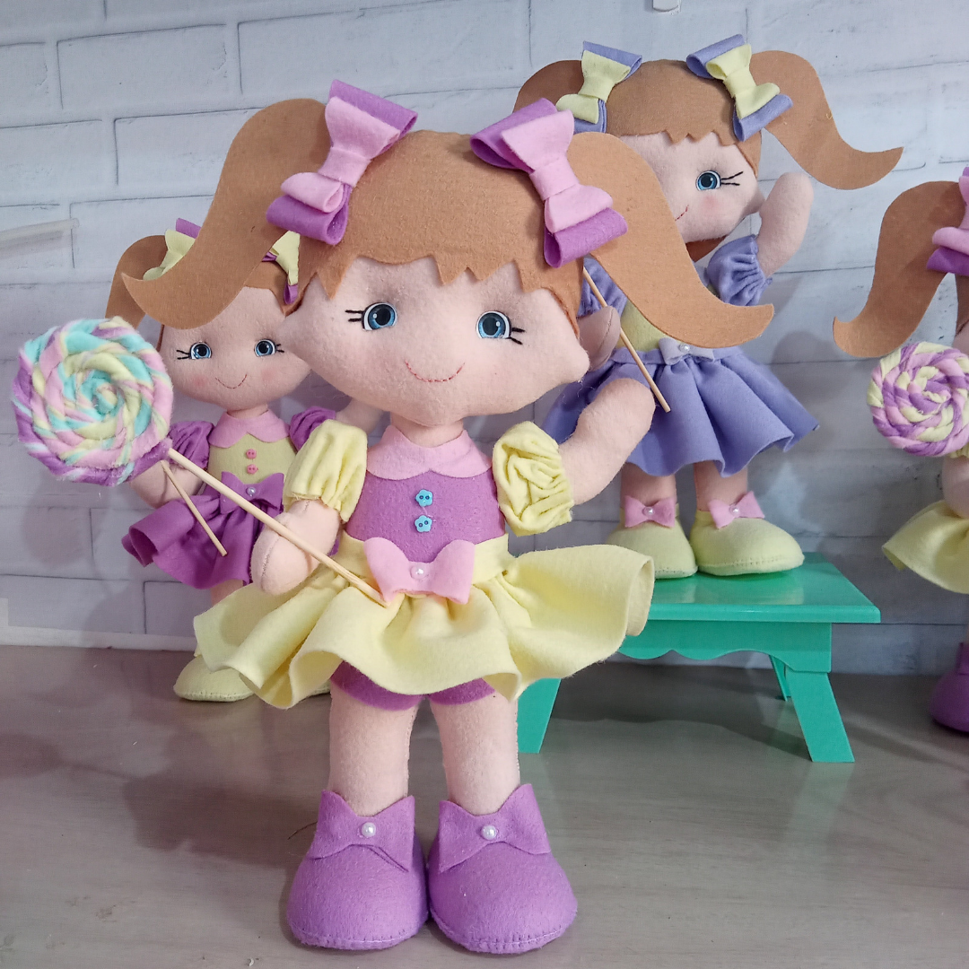 Atelier da Melinha: Gatinha Marie em feltro! Boneca para enfeite de mesa de  aniversário!
