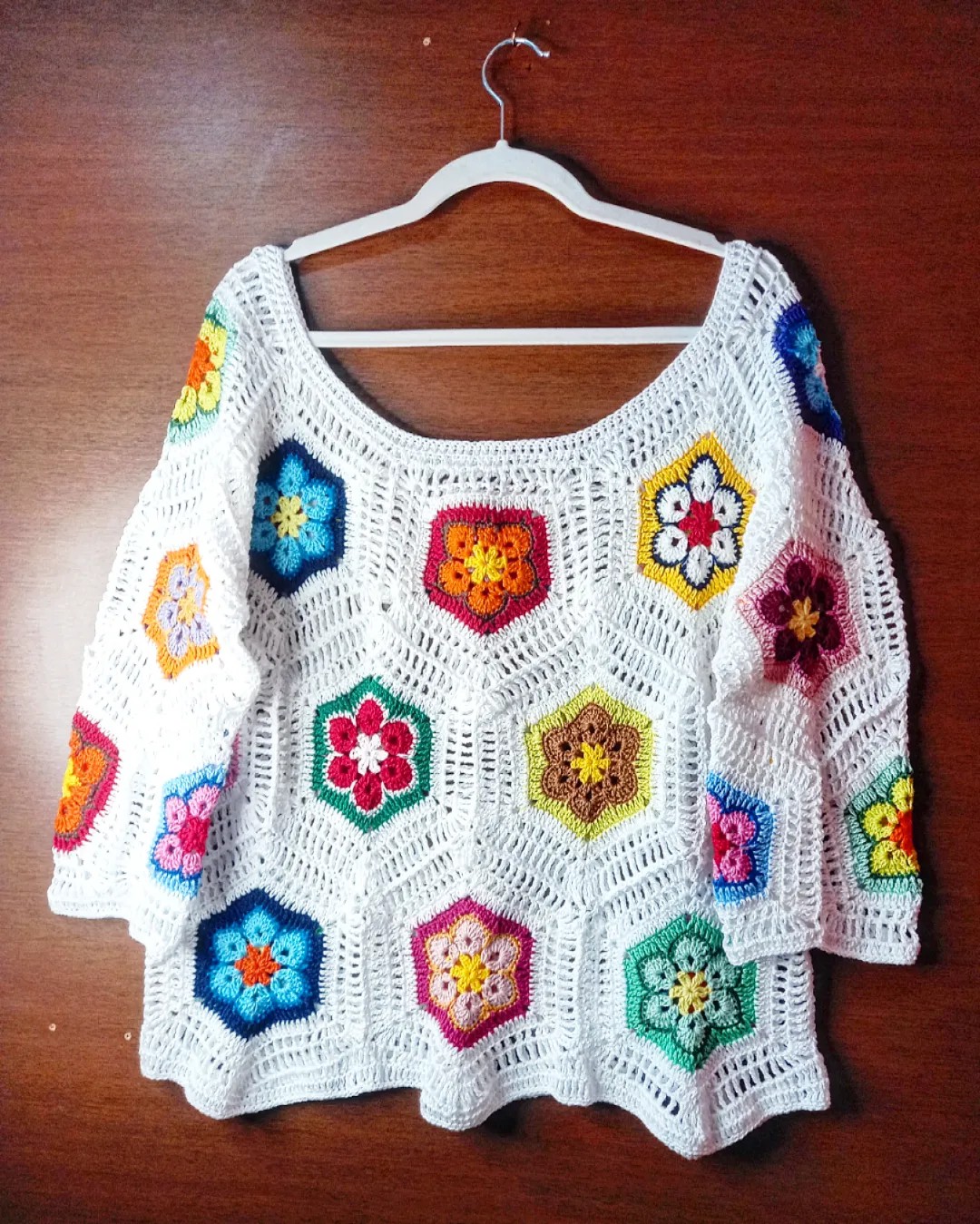 Blusa de crochê com flor africana - Crochê das Flores