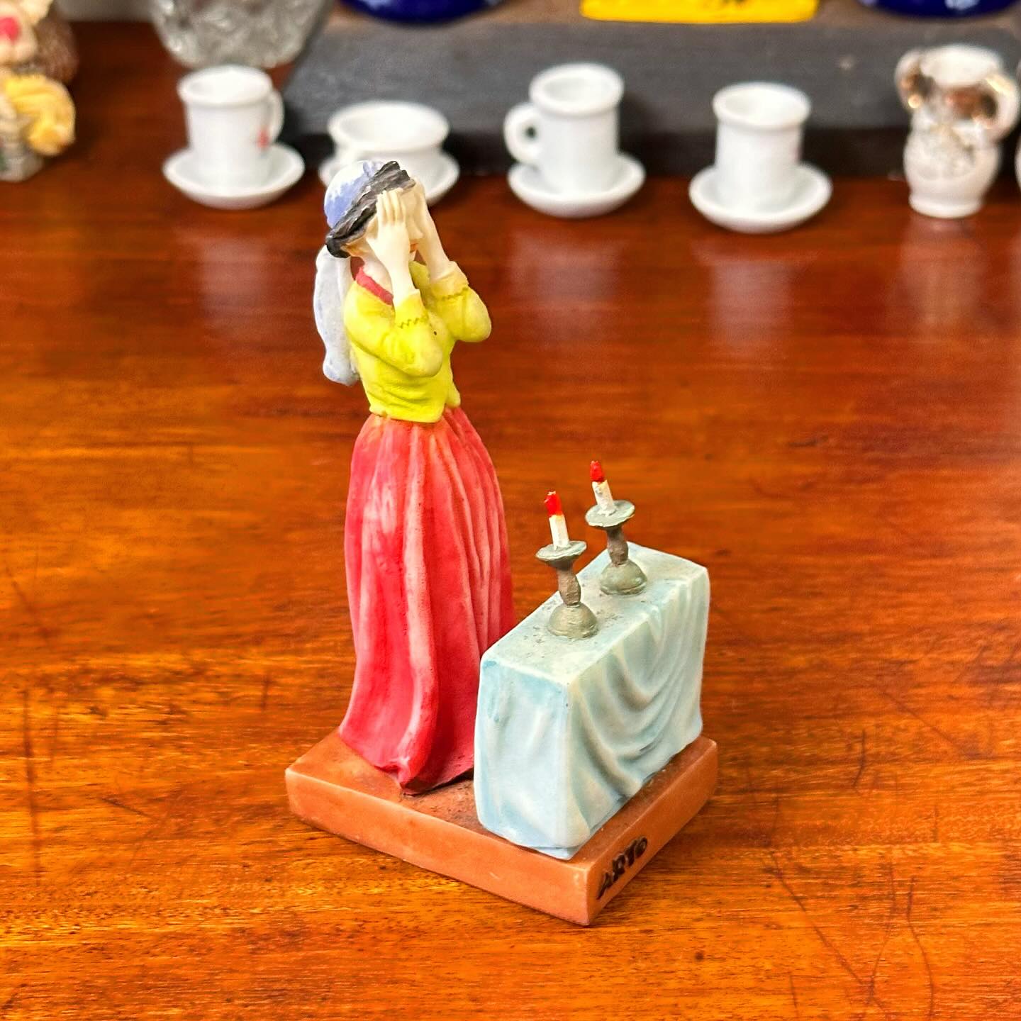 Bibelô menina judia rezando - Dônama Antiquário
