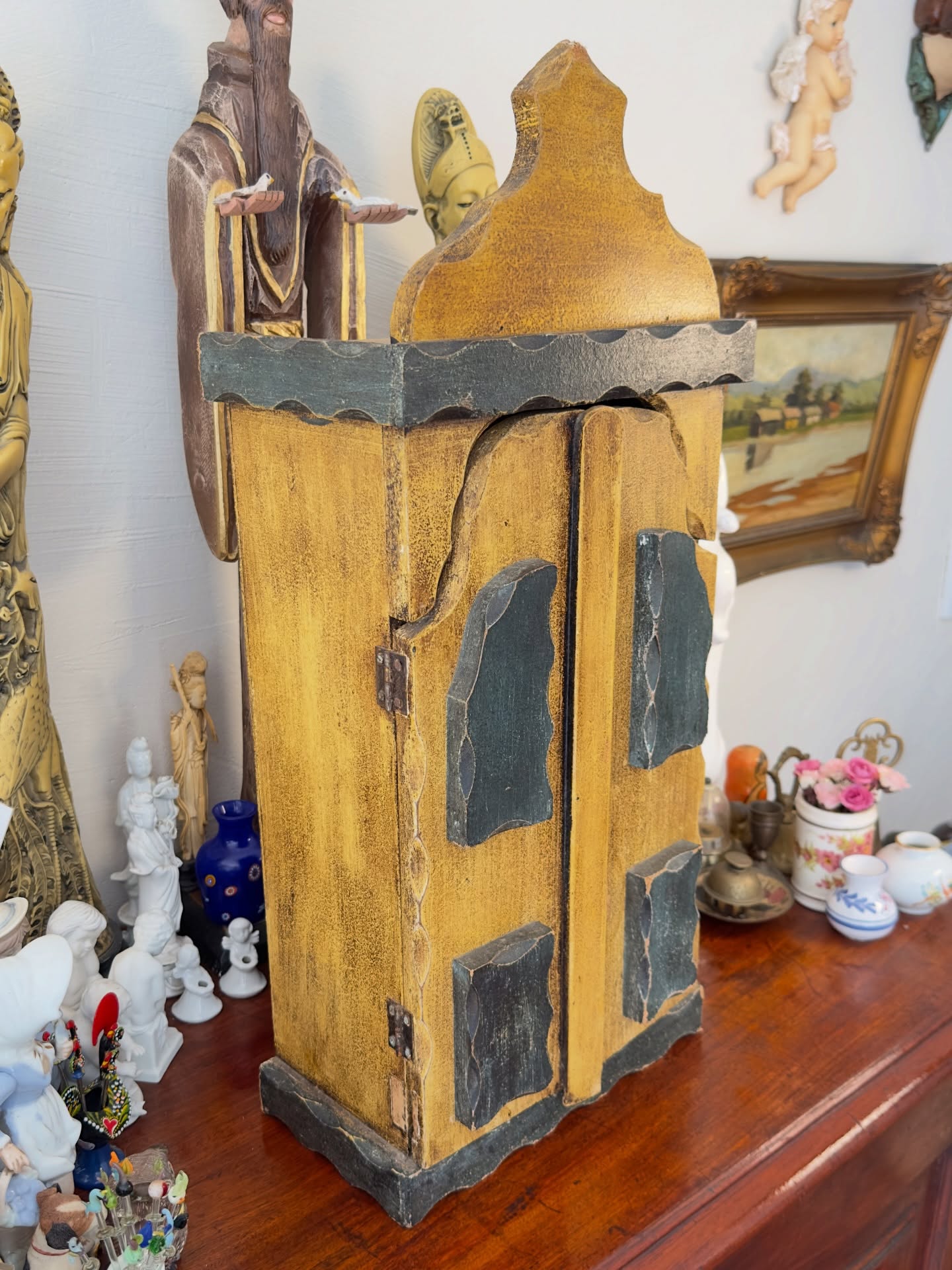 Antigo Oratório em Madeira Maciça. - Dônama Antiquário