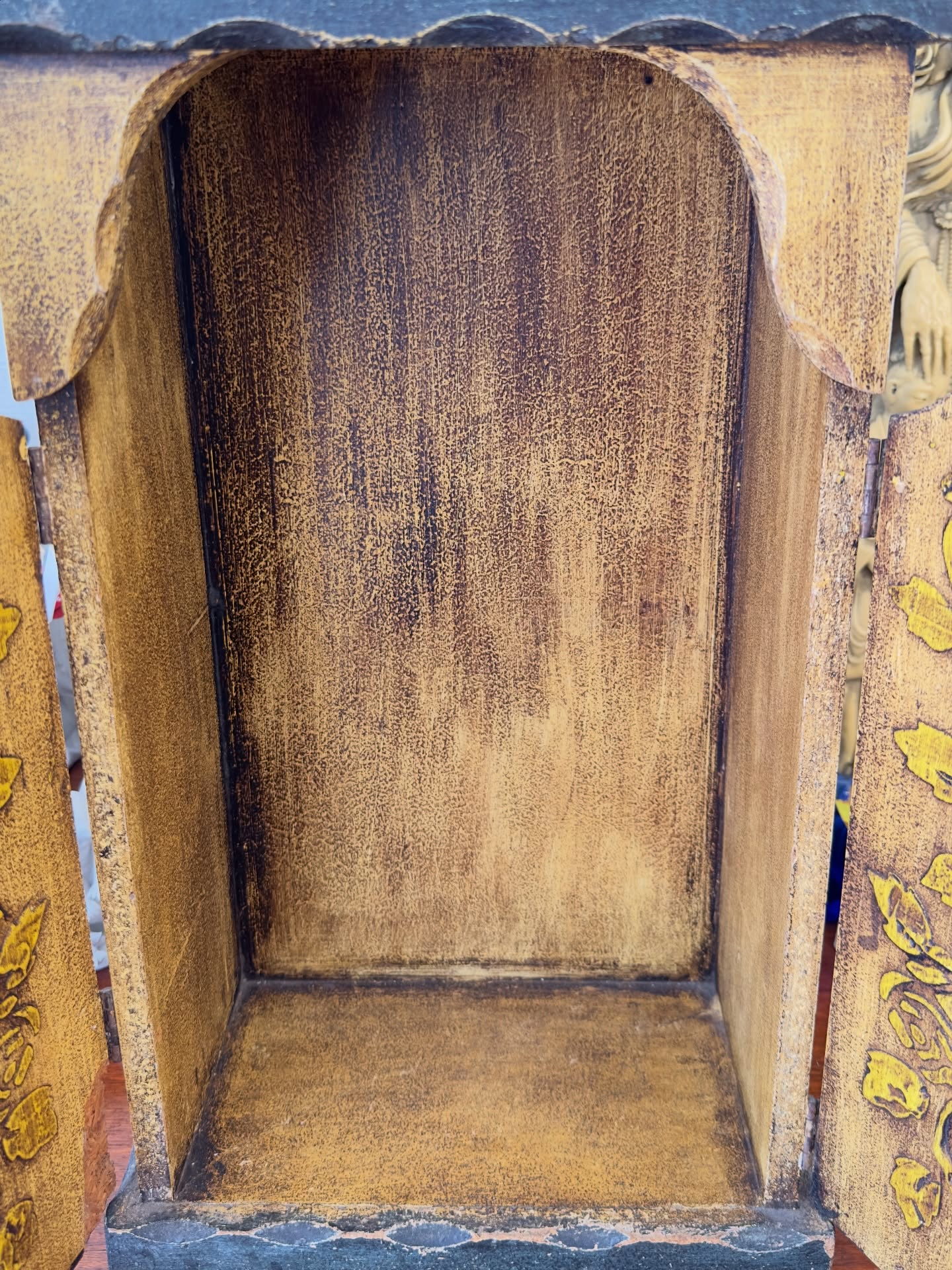 Antigo Oratório em Madeira Maciça. - Dônama Antiquário