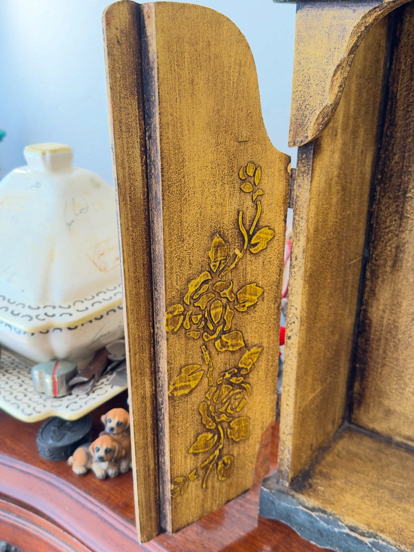 Antigo Oratório em Madeira Maciça. - Dônama Antiquário