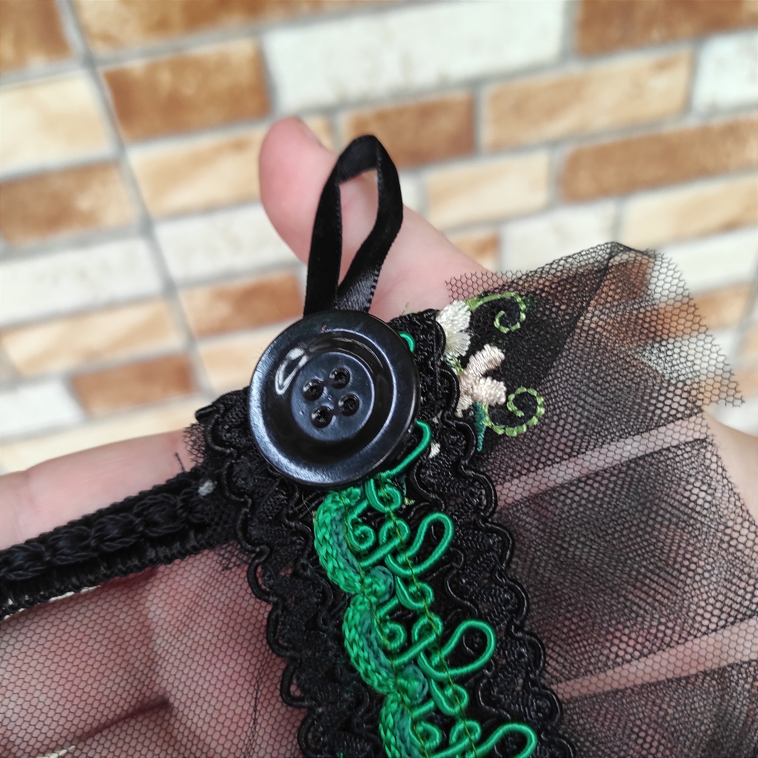 Capa de tule bordado preto/verde - Cabide da Mulambo