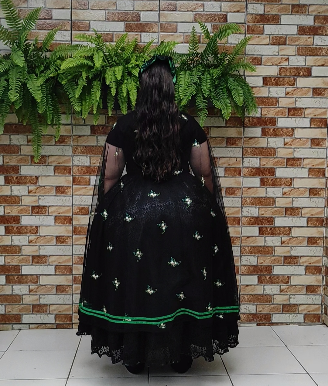 Capa de tule bordado preto/verde - Cabide da Mulambo