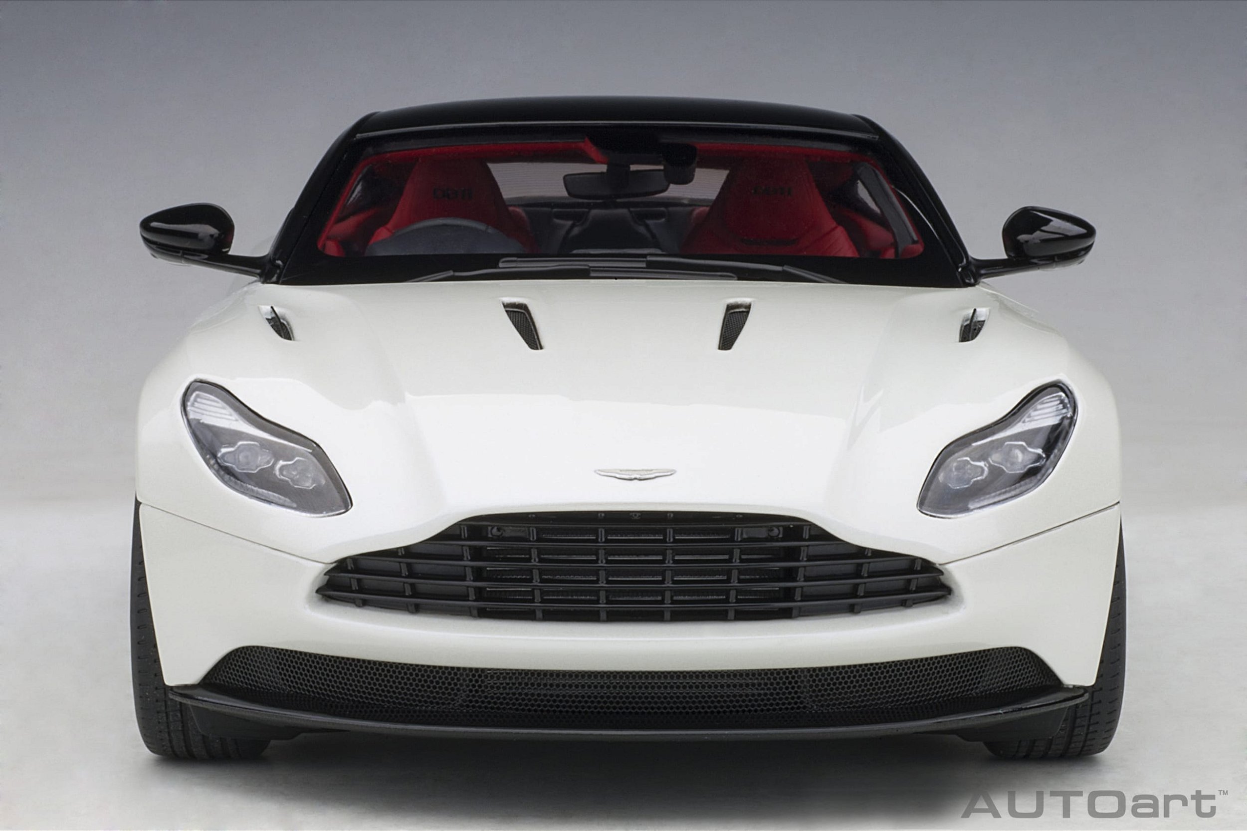 Aston Martin DB11 1:18 Autoart Branco - 19 anos! Loja on-line de