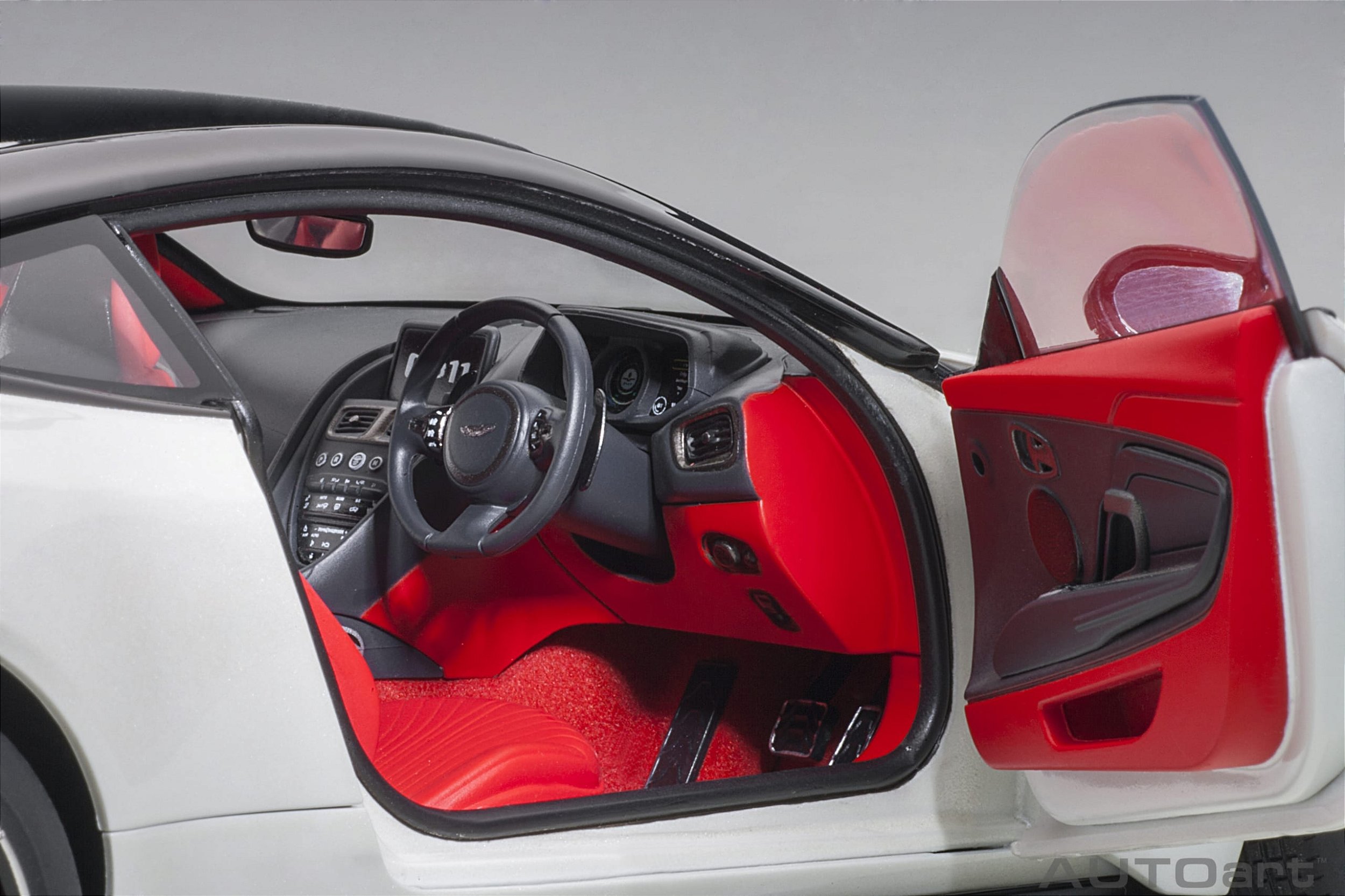 Aston Martin DB11 1:18 Autoart Branco - 19 anos! Loja on-line de