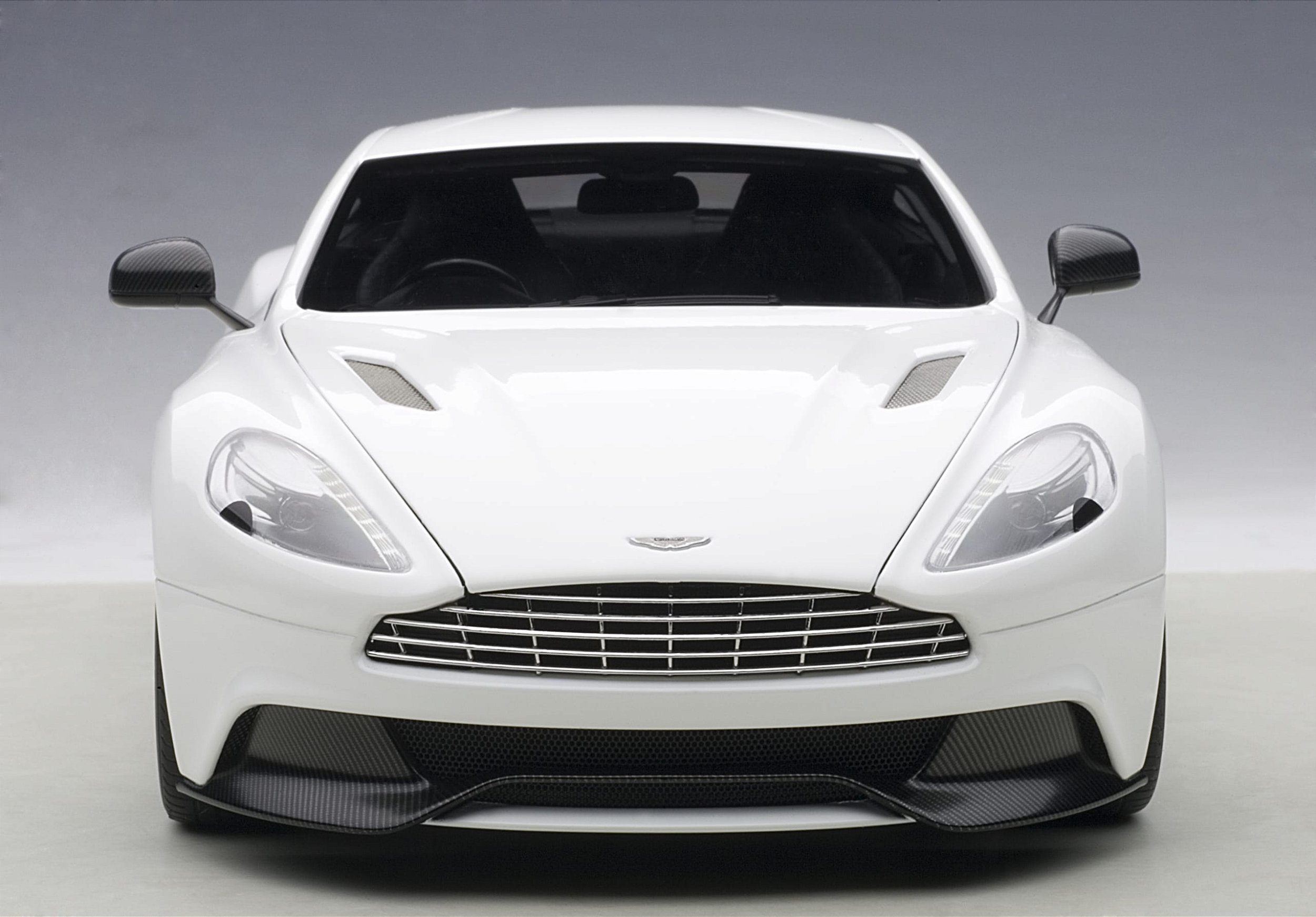 Autoart 1/18 アストンマーチン ヴァンキッシュ ホワイト Aston Martin Vanquish Autoart 1:18 Branco - 19 anos! Loja on-line