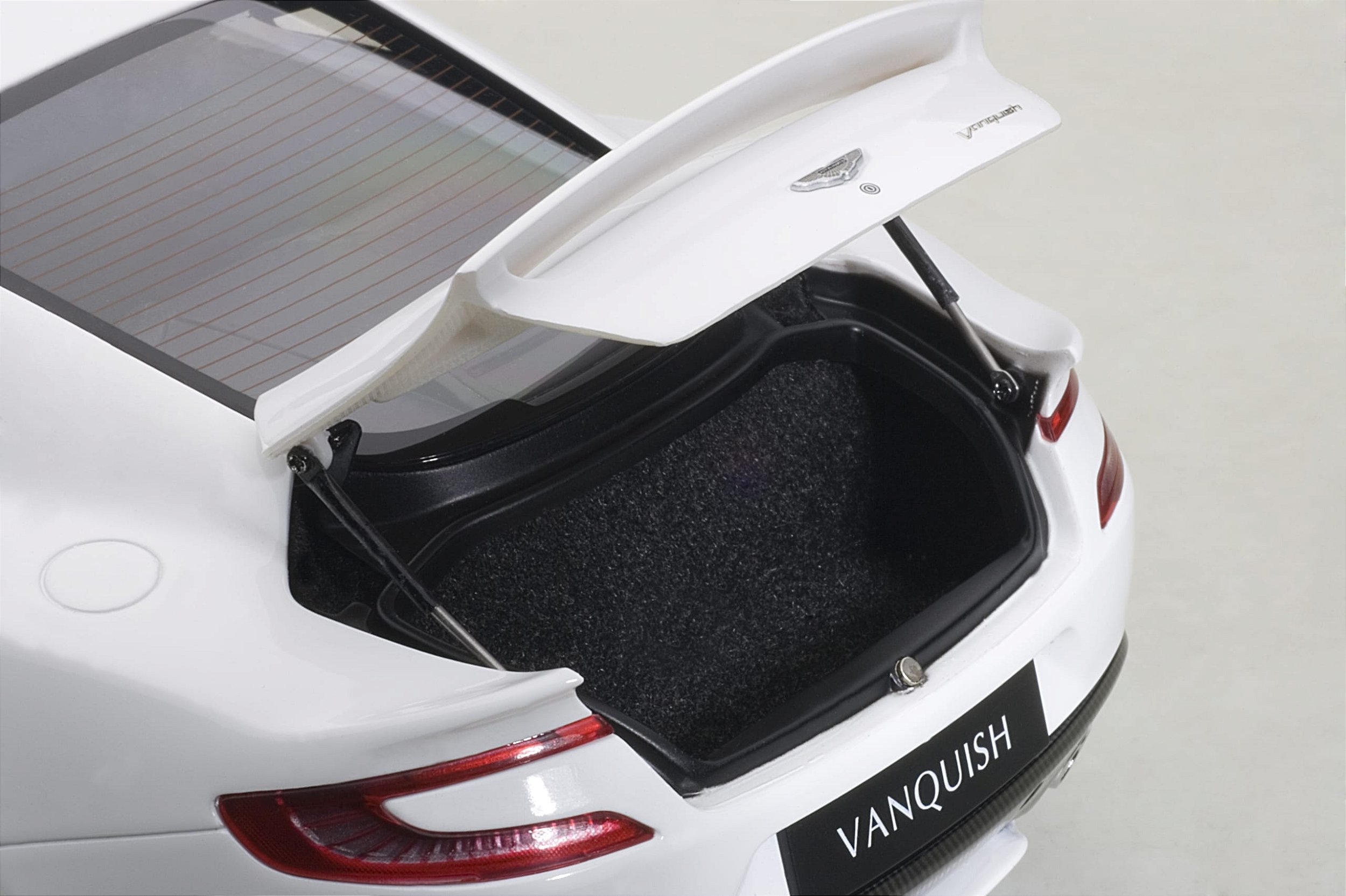 Aston Martin Vanquish Autoart 1:18 Branco - 20 anos! Loja on-line