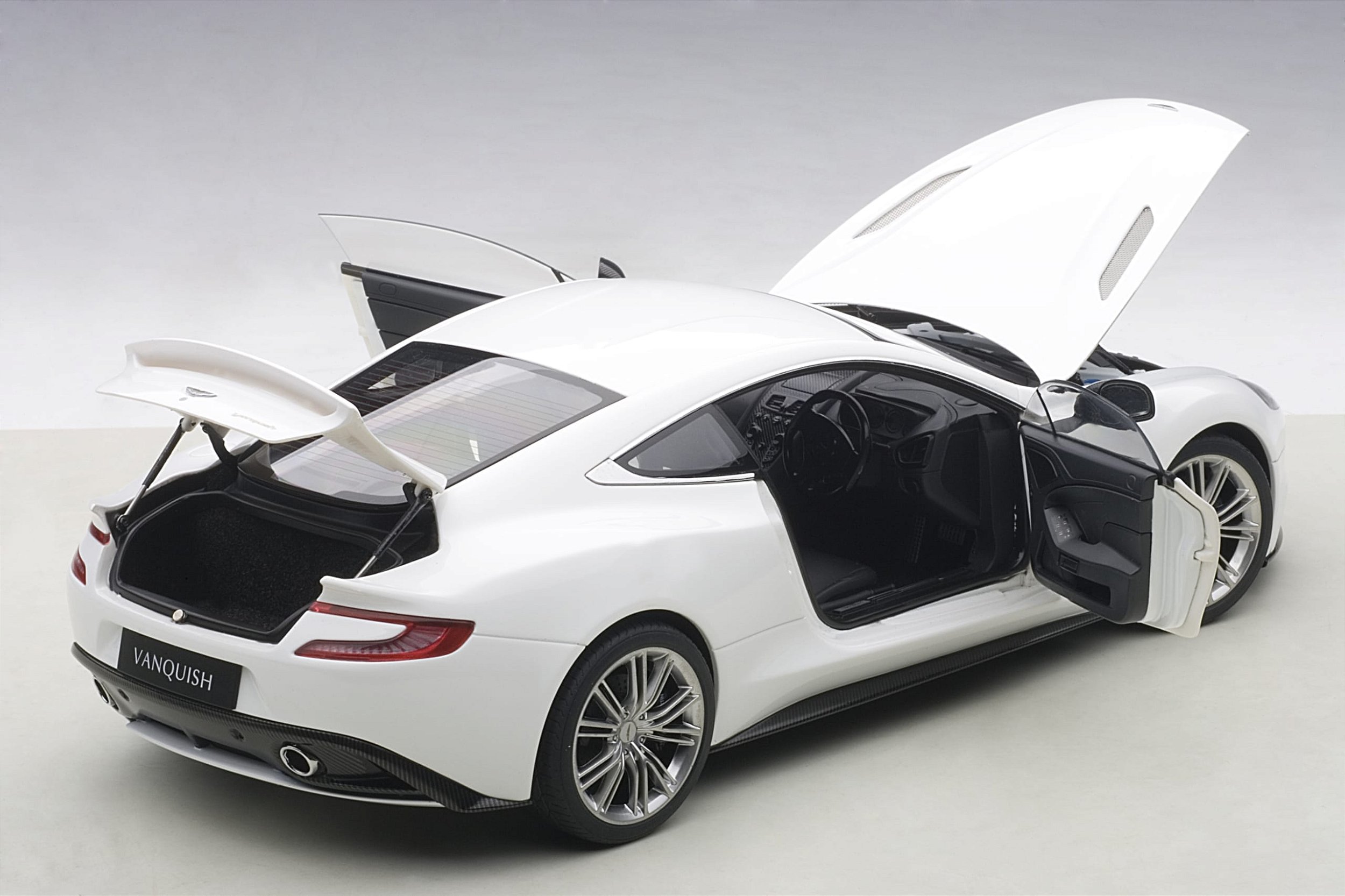 Aston Martin Vanquish Autoart 1:18 Branco - 20 anos! Loja on-line