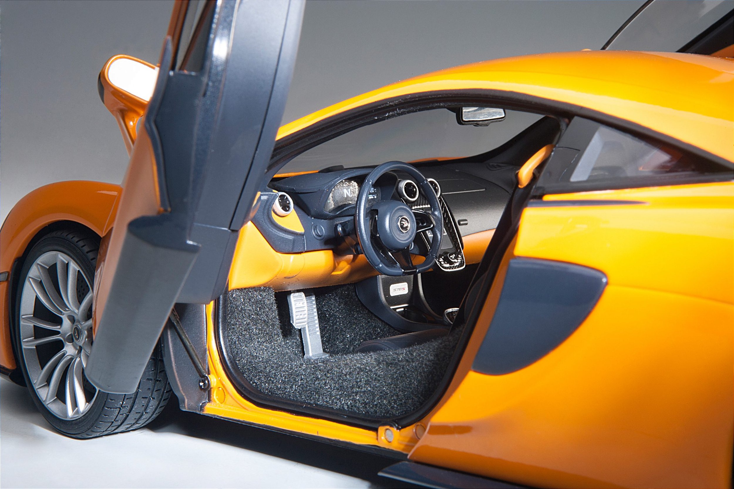 McLaren 570S Autoart 1:18 Laranja - 19 anos! Loja on-line de