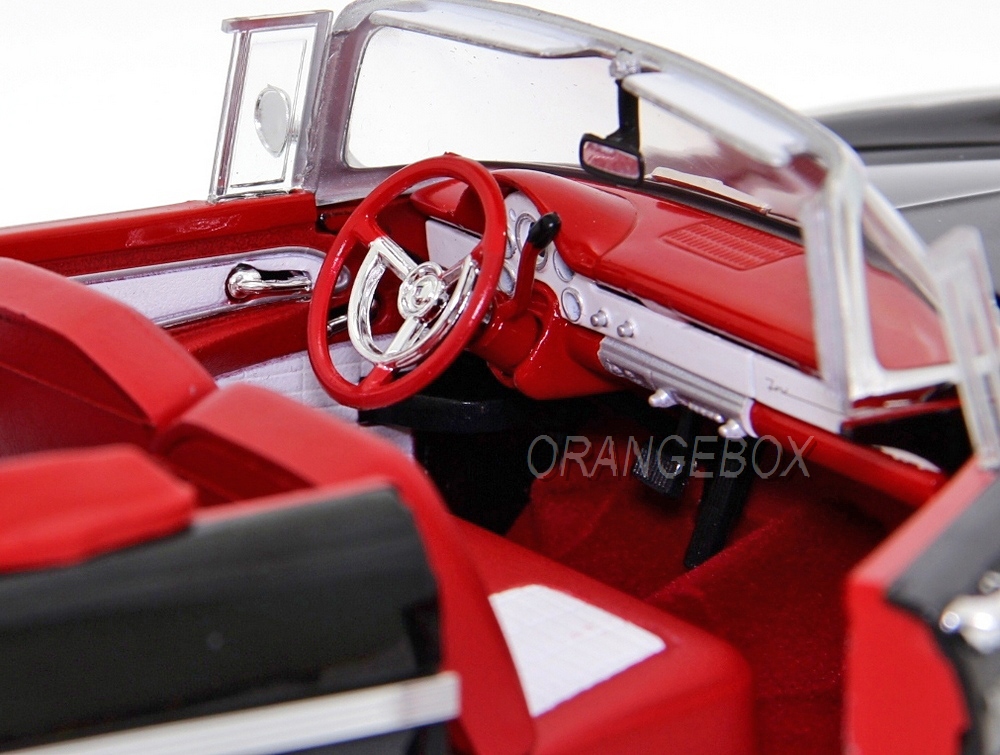 AutoWorld 1/18 – Ford Fairlane Sunliner 1956 – Noire – Neuve – AMM1270