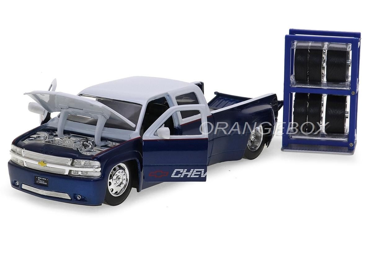 JADA 1999 Chevrolet Silverado Personalizzato 1/24, KMC Ruote, Due Toni Rosso/grigio, Diecast 35590