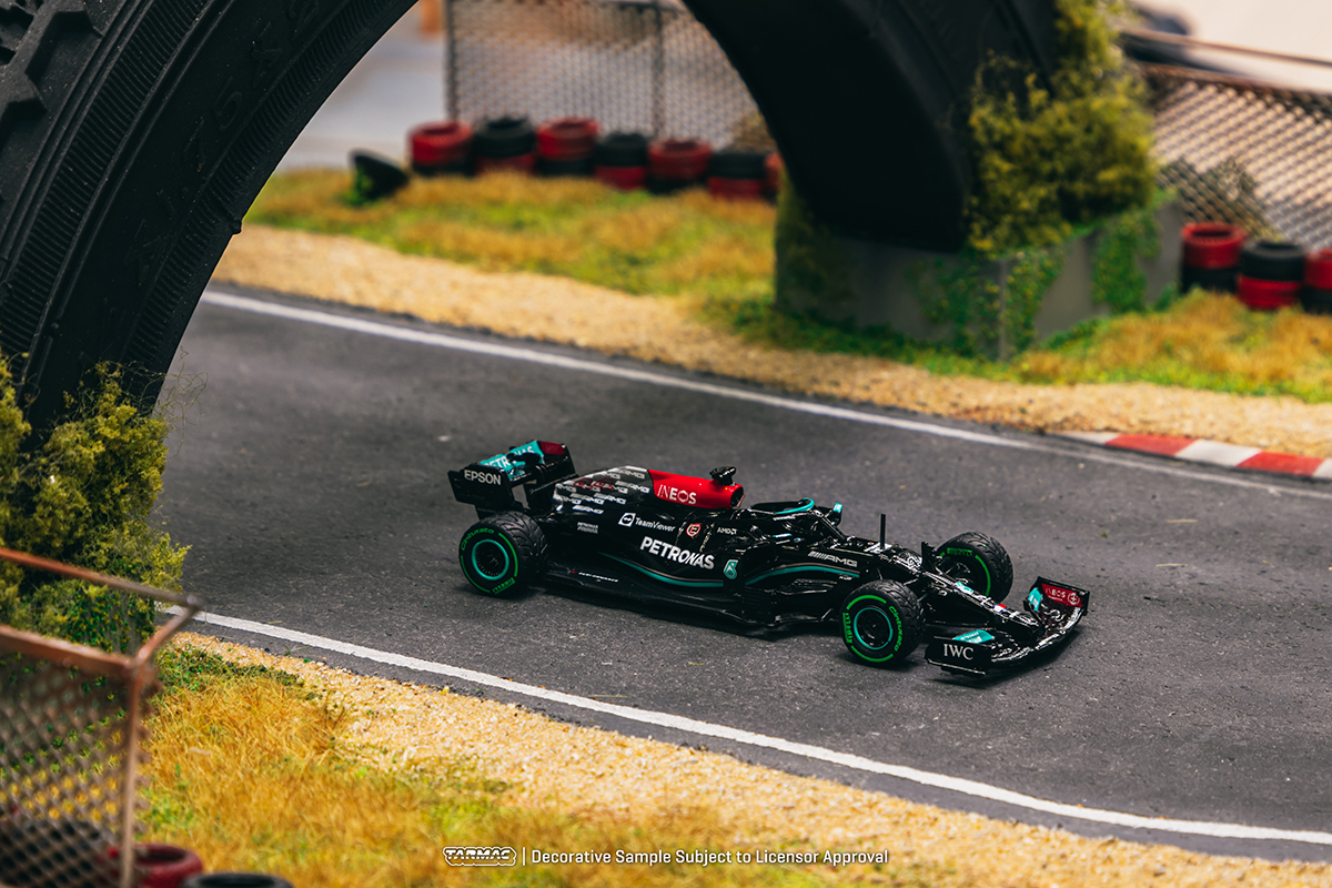 Minichamps 1:43 L. Hamilton Mercedes-AMG F1 W12 #44 100th GP