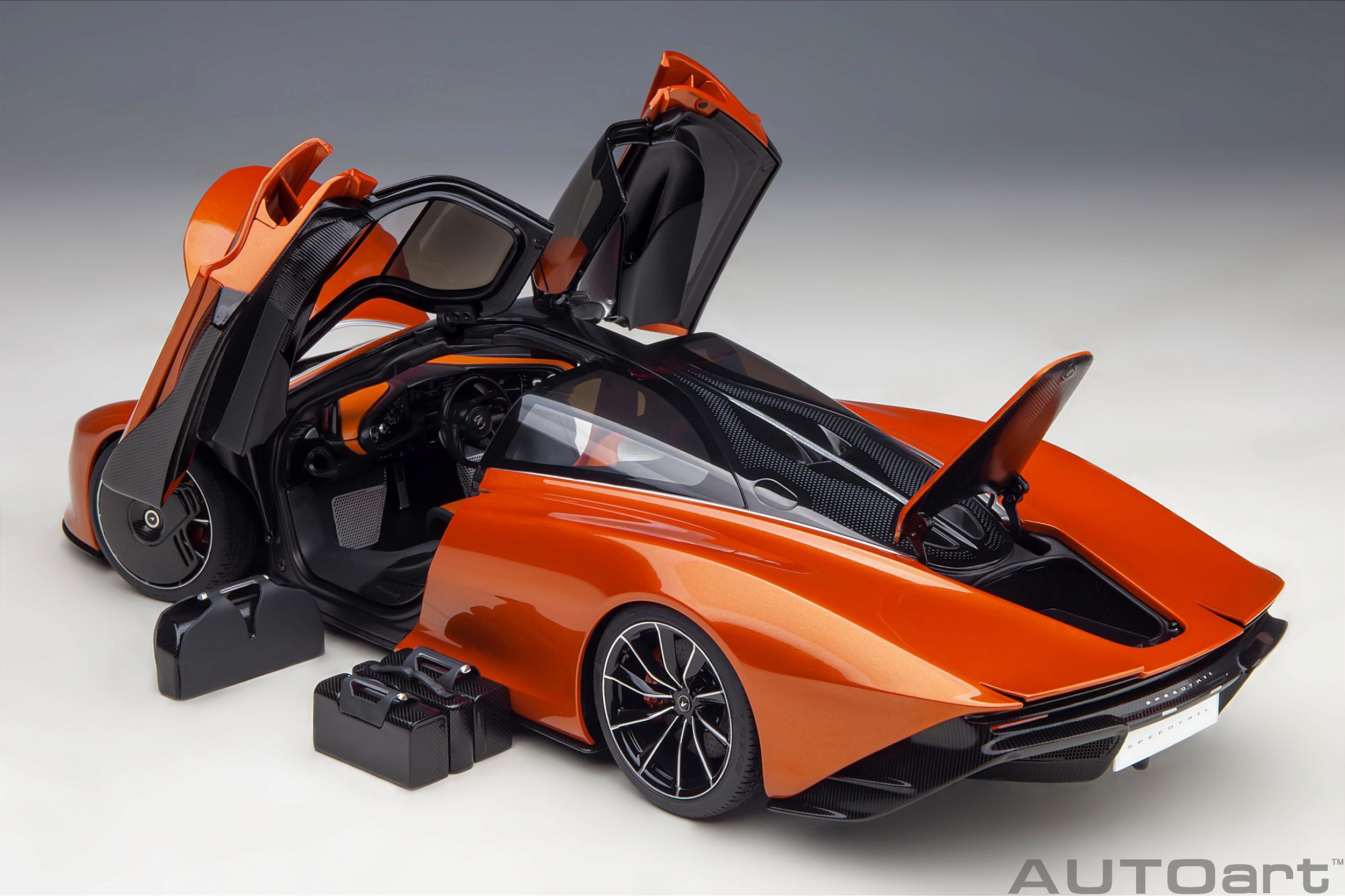 McLaren Speedtail 1:18 Autoart Laranja - 20 anos! Loja on-line de