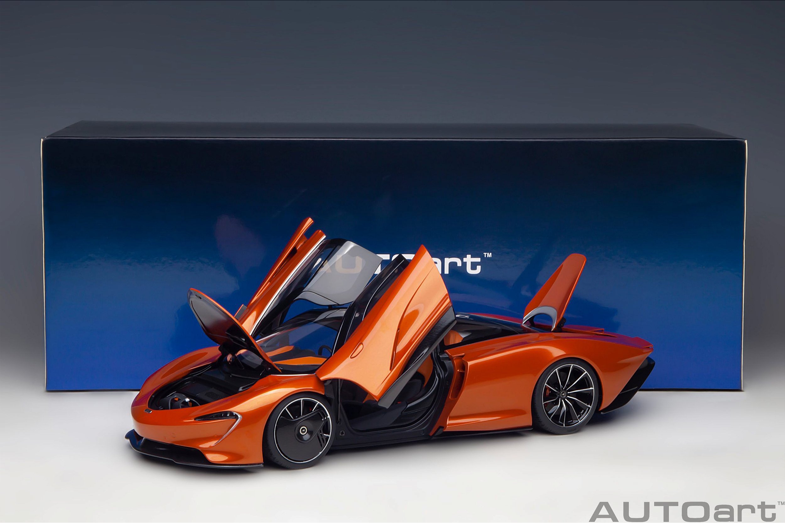 McLaren Speedtail 1:18 Autoart Laranja - 20 anos! Loja on-line de