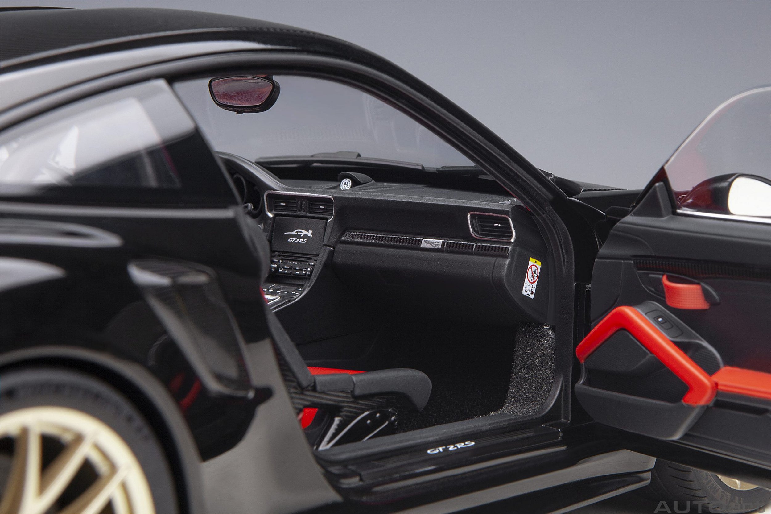 Porsche 911 (991.2) GT2 RS Weissach Package 1:18 Autoart Preto