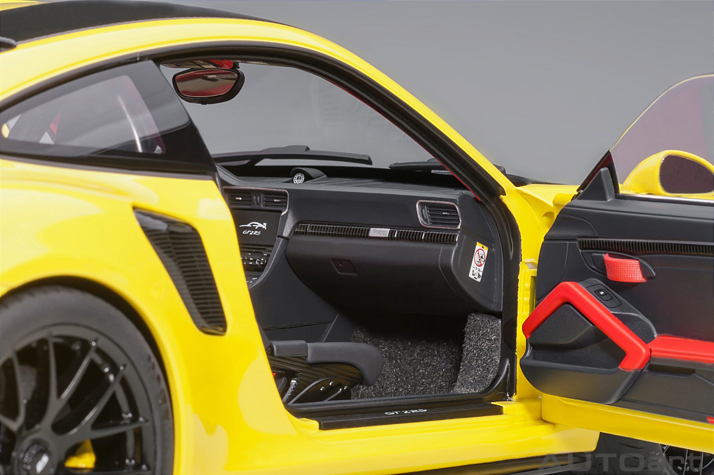 Porsche 911 (991.2) GT2 RS Weissach Package 1:18 Autoart Amarelo