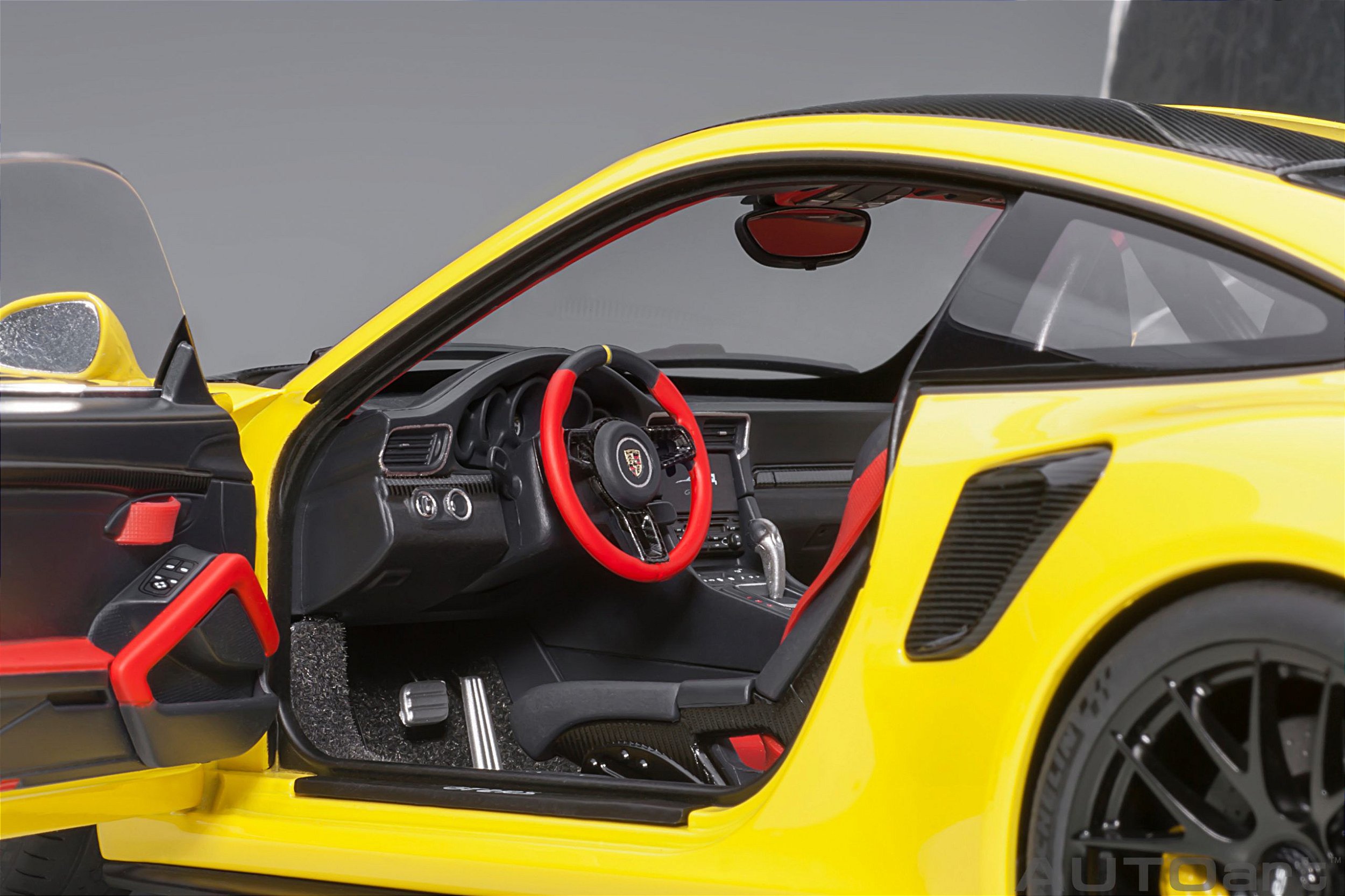Porsche 911 (991.2) GT2 RS Weissach Package 1:18 Autoart Amarelo