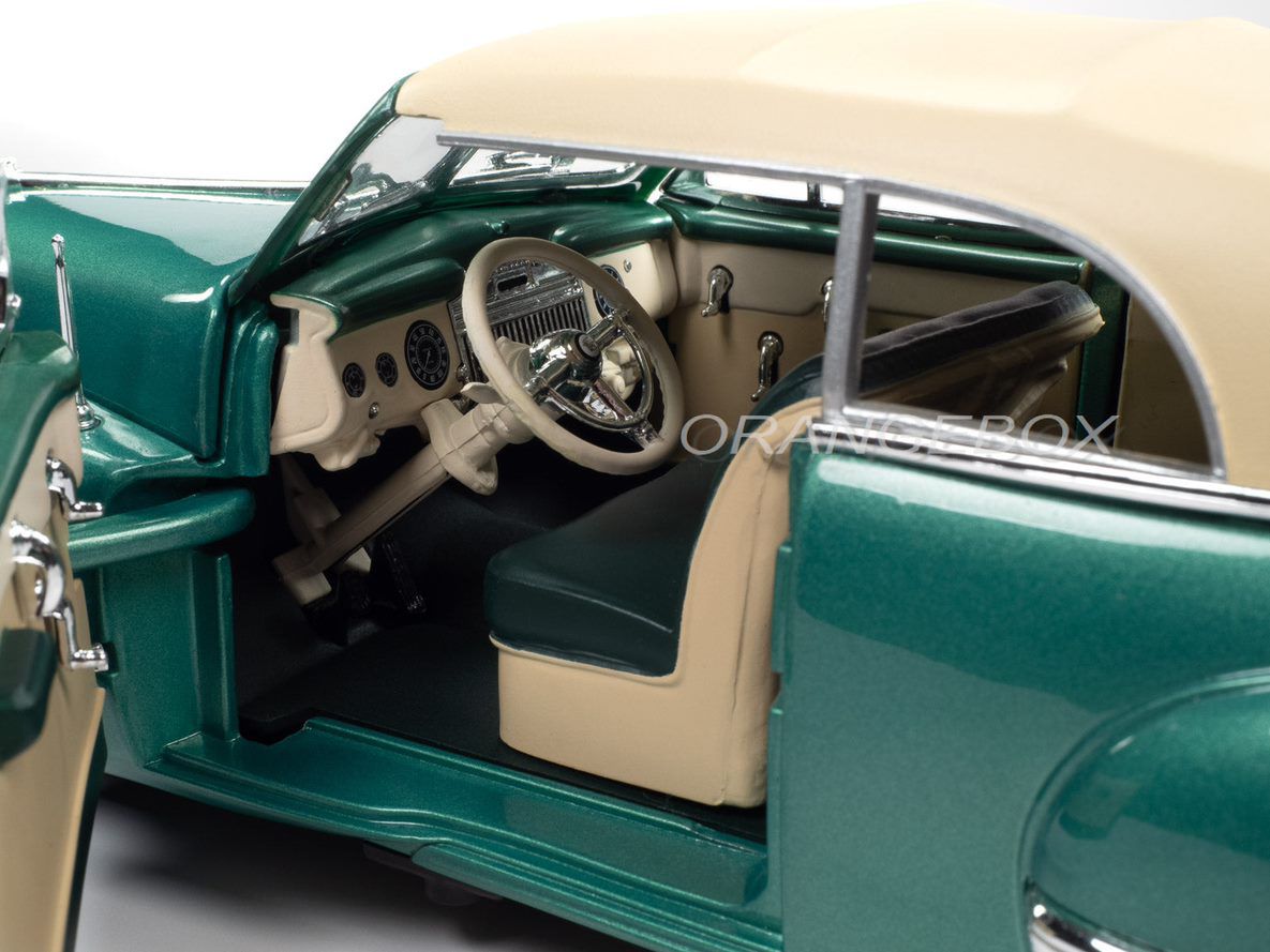 Cadillac Series 62 Soft Top 1947 1:18 Autoworld Verde - 19 anos