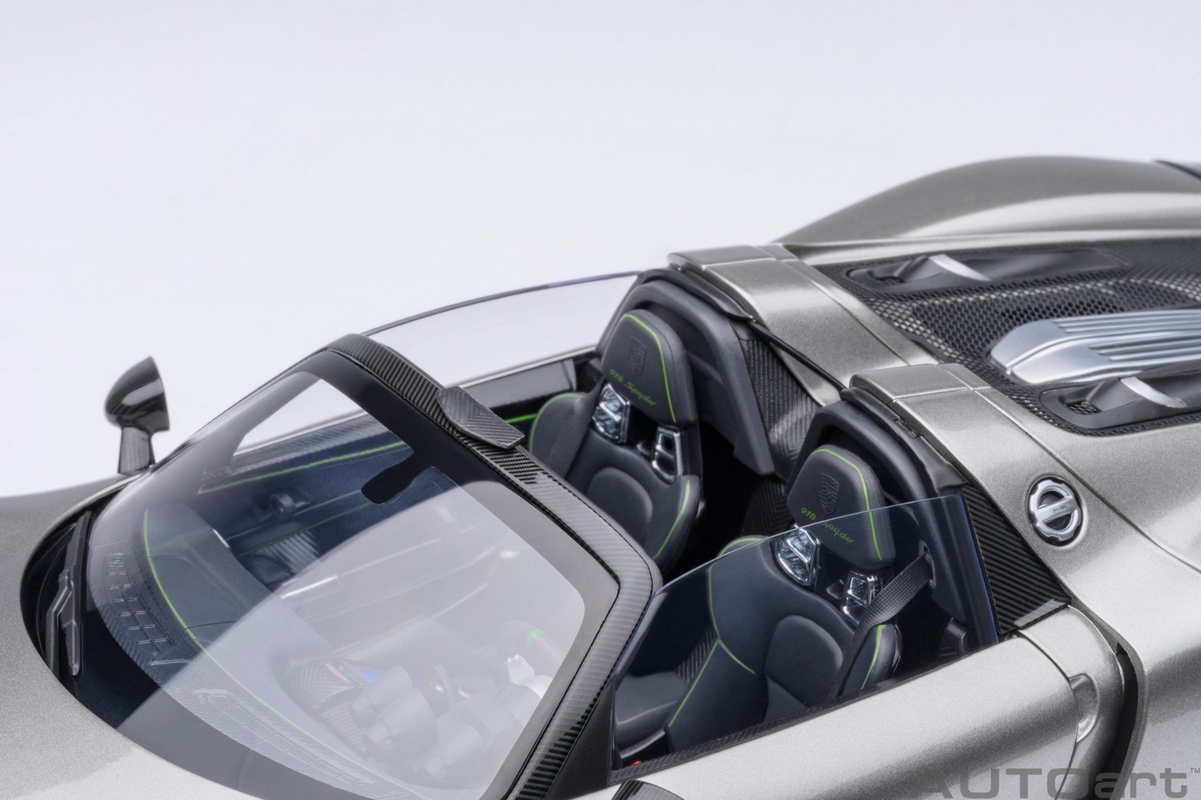 Porsche 918 Spyder Weissach Package 1:18 Autoart Prata - 20 anos