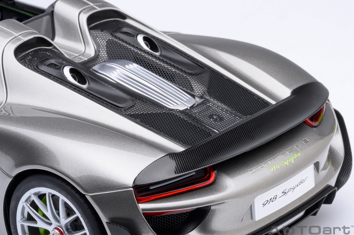 Porsche 918 Spyder Weissach Package 1:18 Autoart Prata - 20 anos