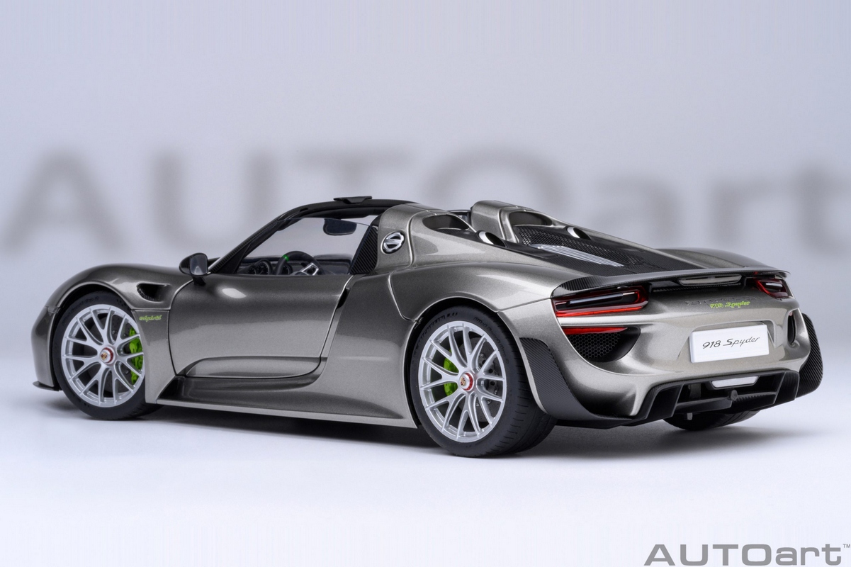 Porsche 918 Spyder Weissach Package 1:18 Autoart Prata - 20 anos