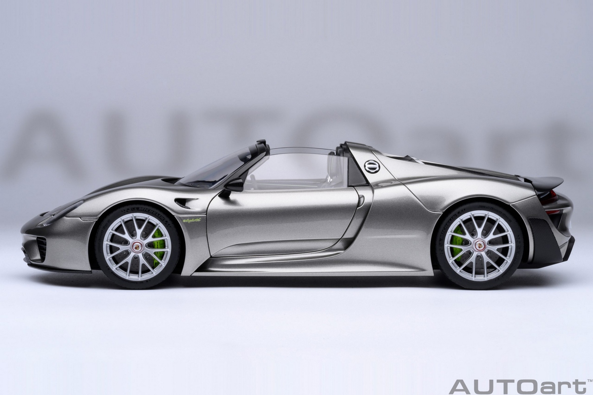 Porsche 918 Spyder Weissach Package 1:18 Autoart Prata - 19 anos