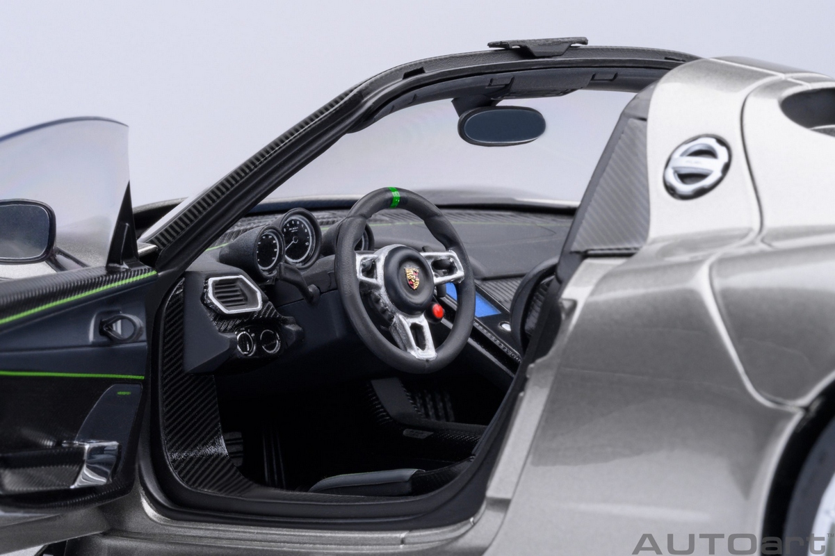 Porsche 918 Spyder Weissach Package 1:18 Autoart Prata - 20 anos