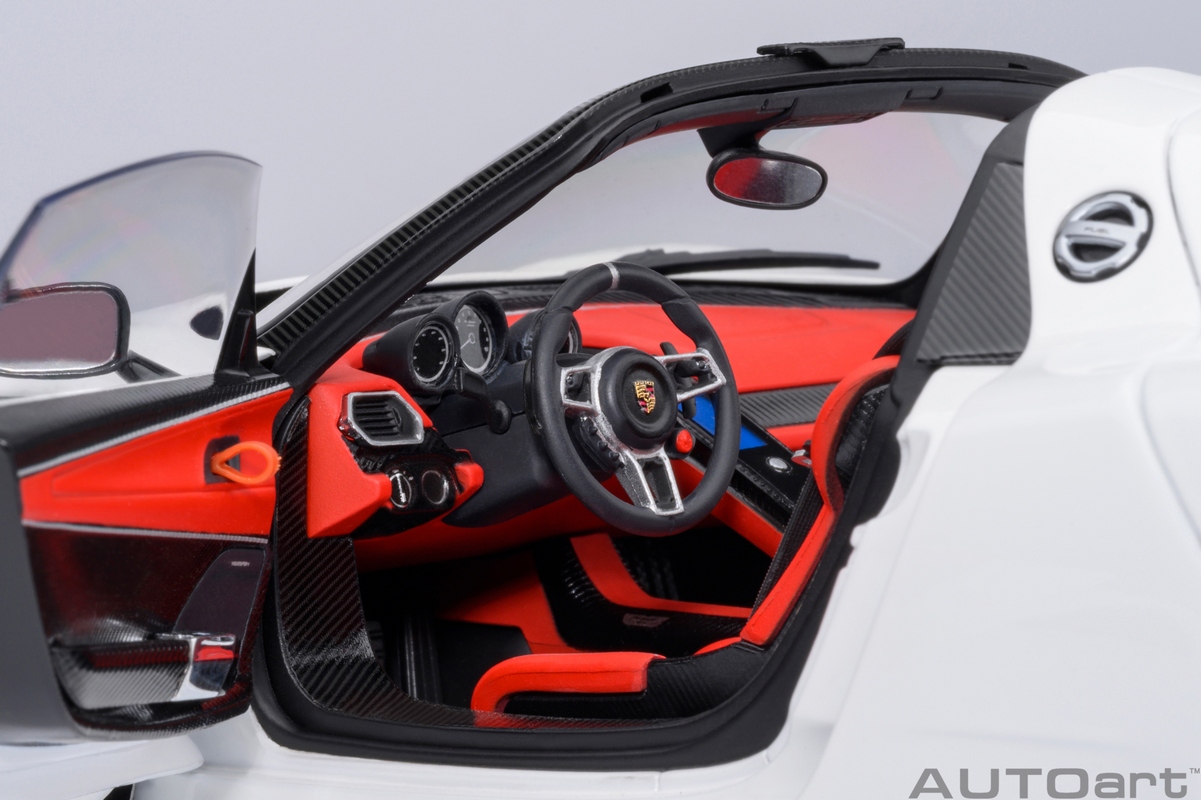 Porsche 918 Spyder Weissach Package 1:18 Autoart Branco - 20 anos