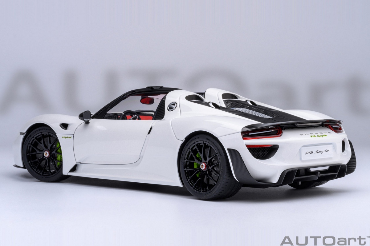 Porsche 918 Spyder Weissach Package 1:18 Autoart Branco - 19 anos