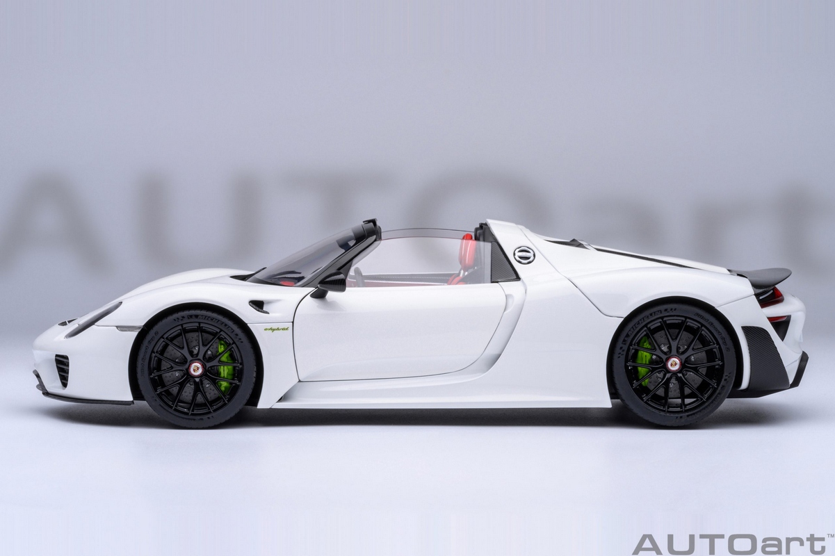 Porsche 918 Spyder Weissach Package 1:18 Autoart Branco - 20 anos