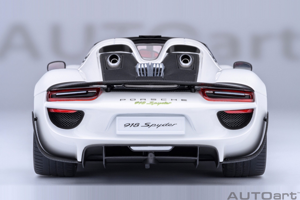 Porsche 918 Spyder Weissach Package 1:18 Autoart Branco - 20 anos