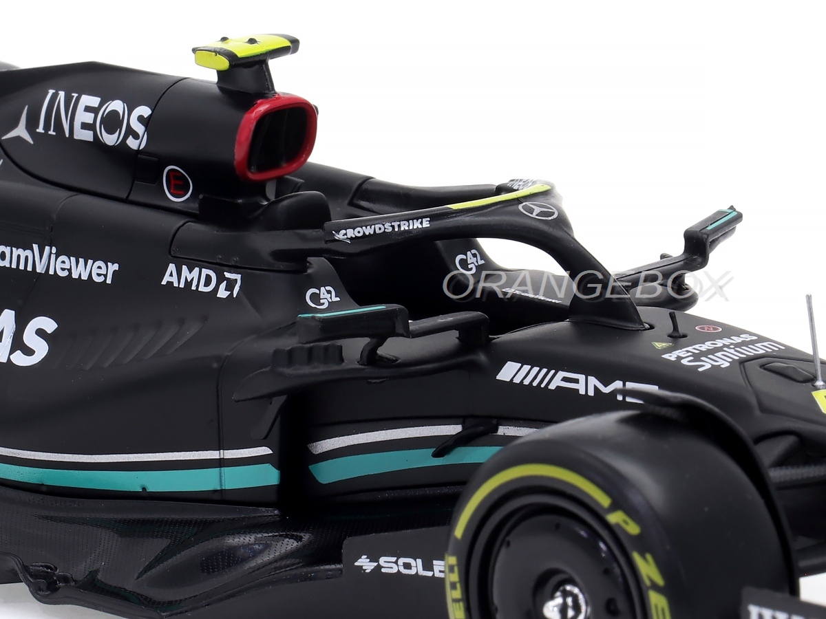 Bburago - 1/24 Racing- MB AMG W14 E Performance avec Casque #Hamilton - La nouveauté 2024 Qui célèbre la Vitesse et Le Style avec précision. Une réplique incontournable pour Les passionnés de